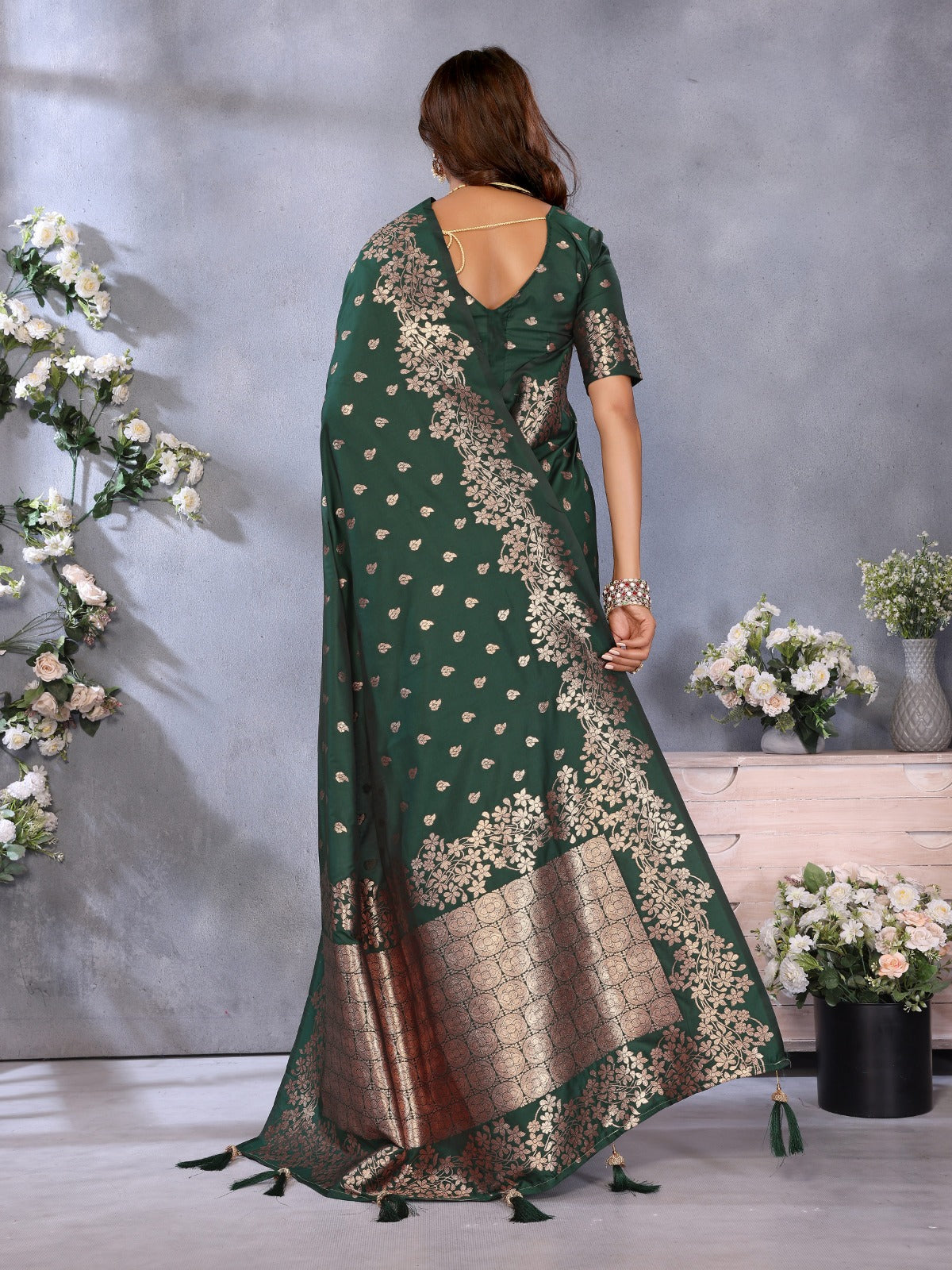 😊Gift ur loved ones with our premium sarees😊
