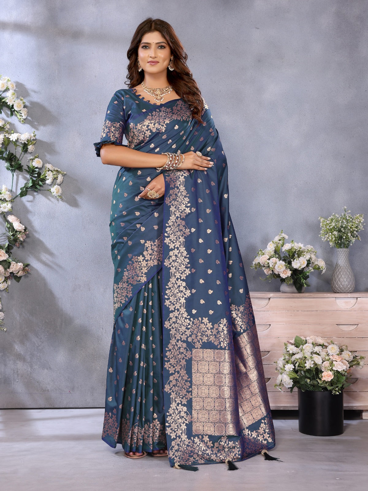 😊Gift ur loved ones with our premium sarees😊