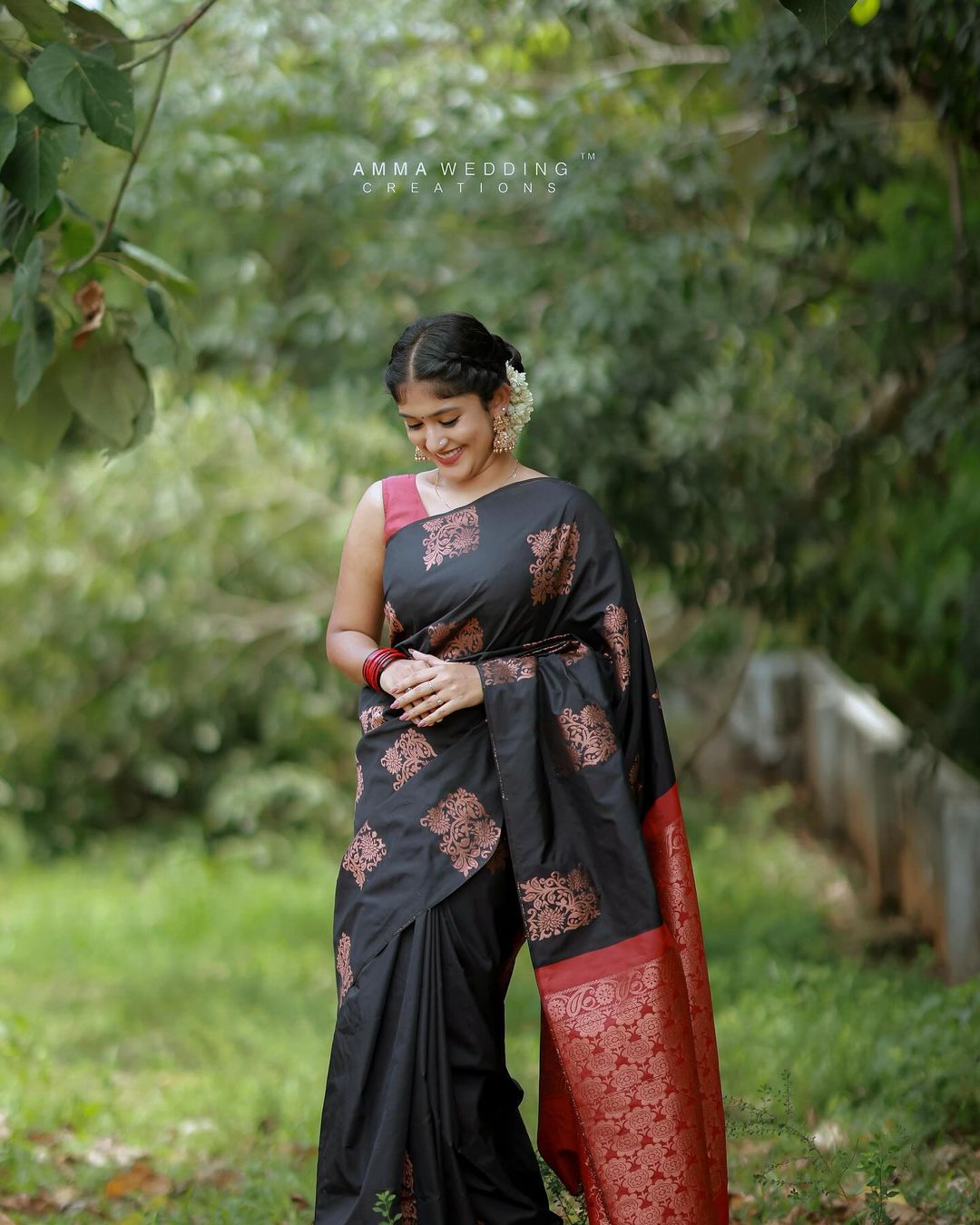 This beautiful saree is elegantly decorated with gorgeous Solid Jacquard weave that gives a perfect look to the outfit.