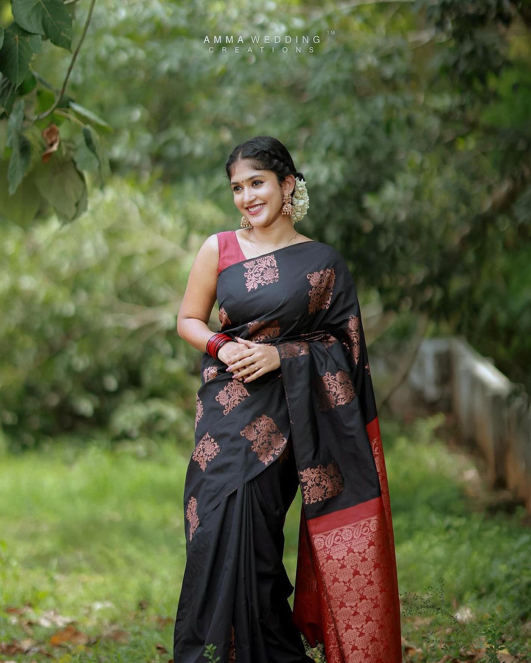 This beautiful saree is elegantly decorated with gorgeous Solid Jacquard weave that gives a perfect look to the outfit.