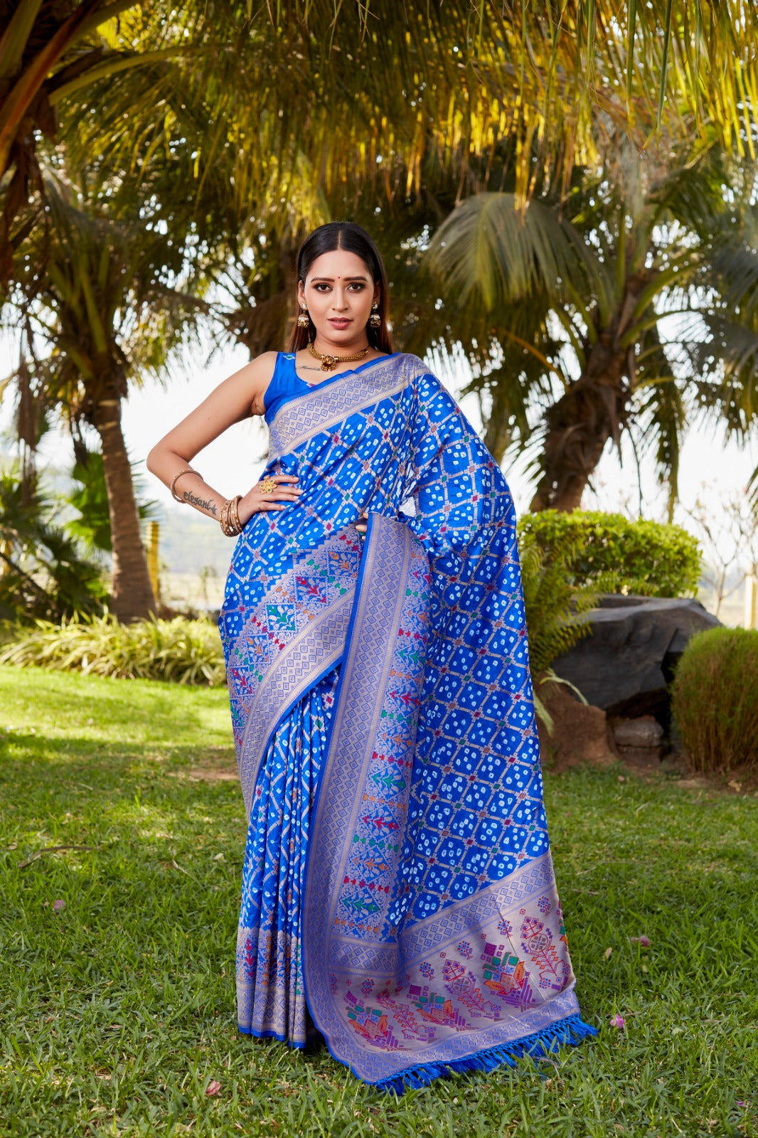 Too pretty and beautiful boutique Gharchola Bandhej series 😍👗🧵