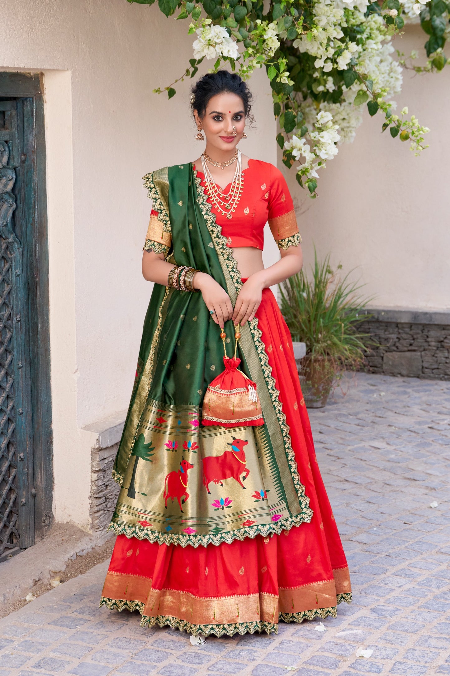 Adorning tradition, one regal Paithani weave at a time 🌸