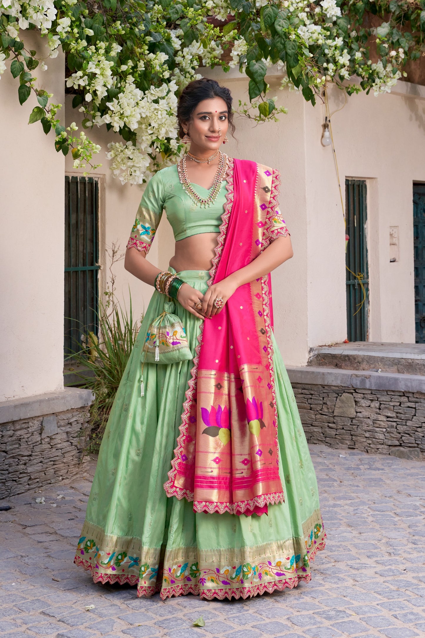 Adorning tradition, one regal Paithani weave at a time 🌸