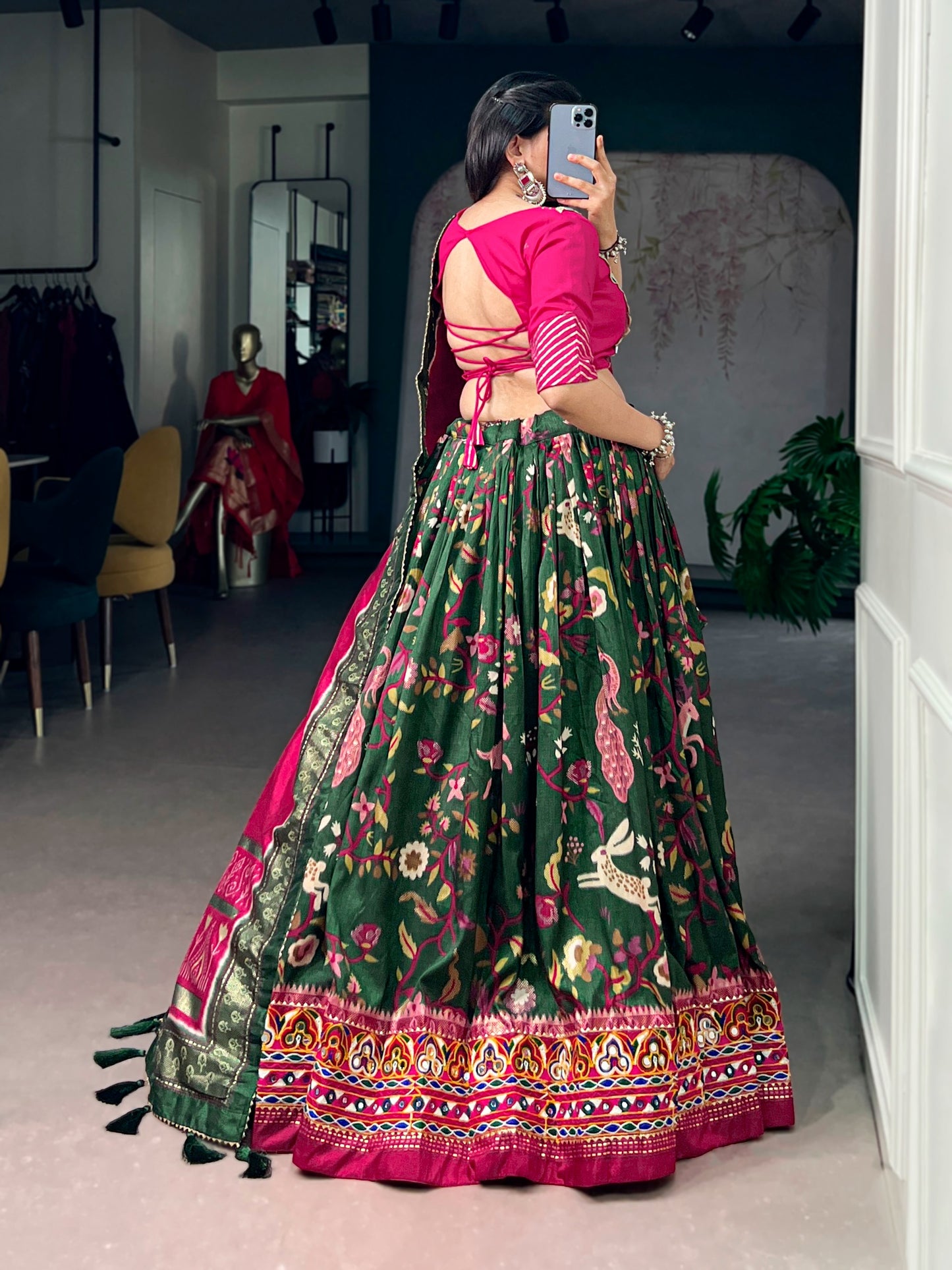A perfect blend of elegance and tradition—this Tasar silk lehenga choli is made for Navratri 🌸