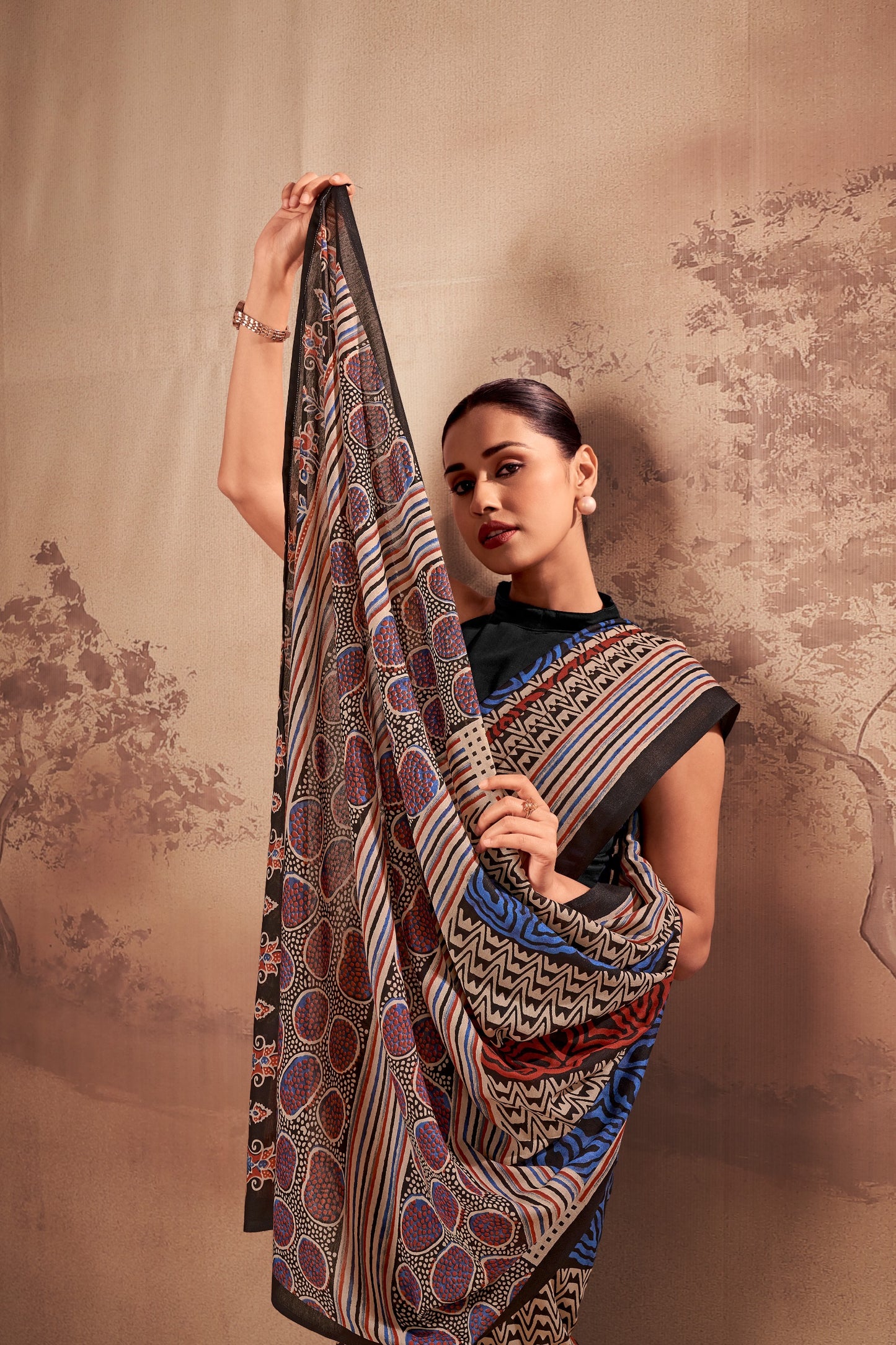 Soft elegance meets everyday grace in this beautifully printed poly mal cotton saree. 🪷