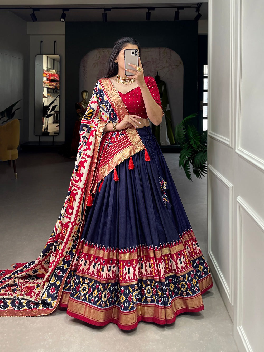 Presenting a perfectly blended Tussar silk lehenga for festive season to charm your look!✨