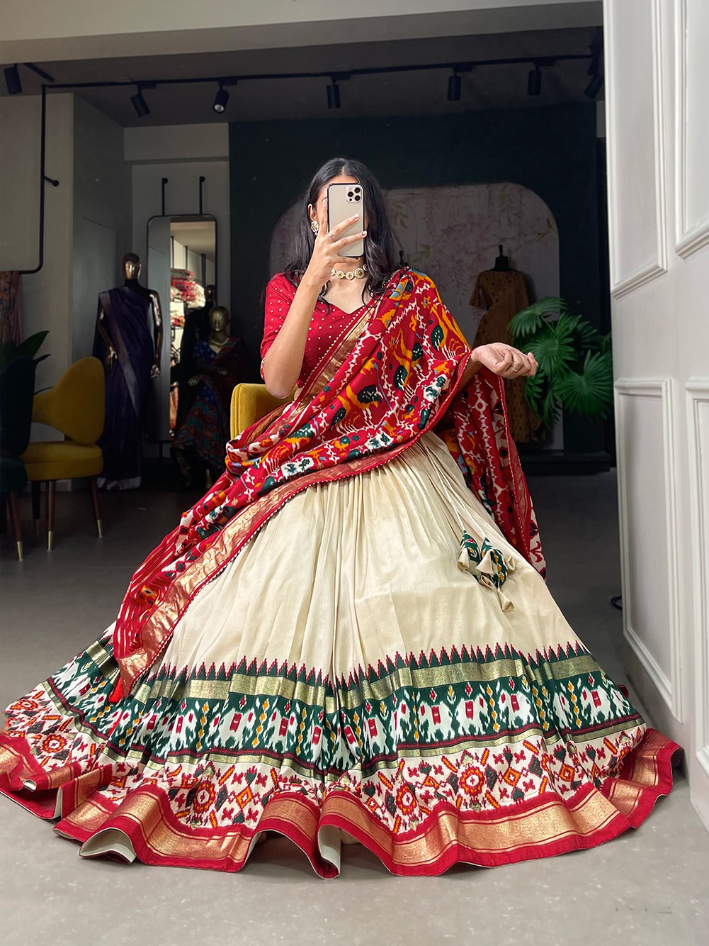 Presenting a perfectly blended Tussar silk lehenga for festive season to charm your look!✨