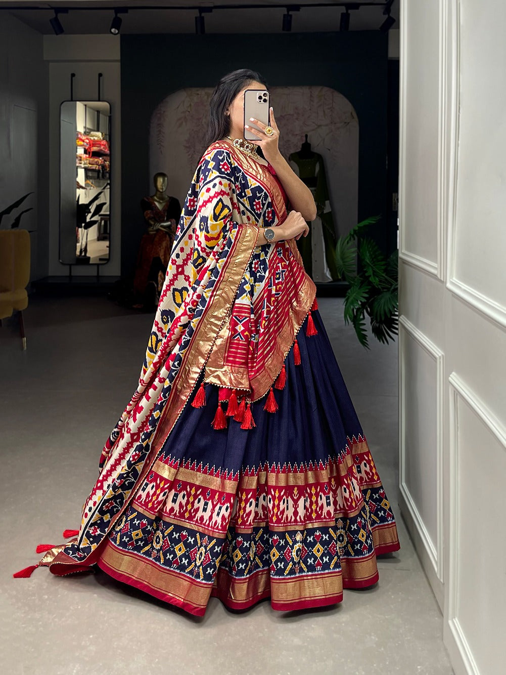 Presenting a perfectly blended Tussar silk lehenga for festive season to charm your look!✨