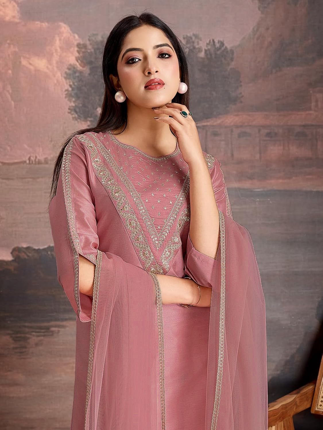 🔥Presenting New Roman Fabric beautiful suit set