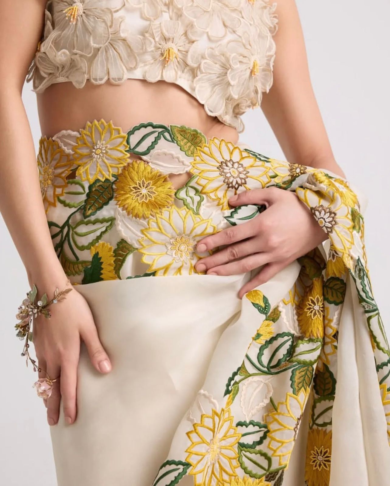 🌜 Khadi Organza With Beautiful Flowers Design In Multi Embroidery C-Pallu Cut_Work