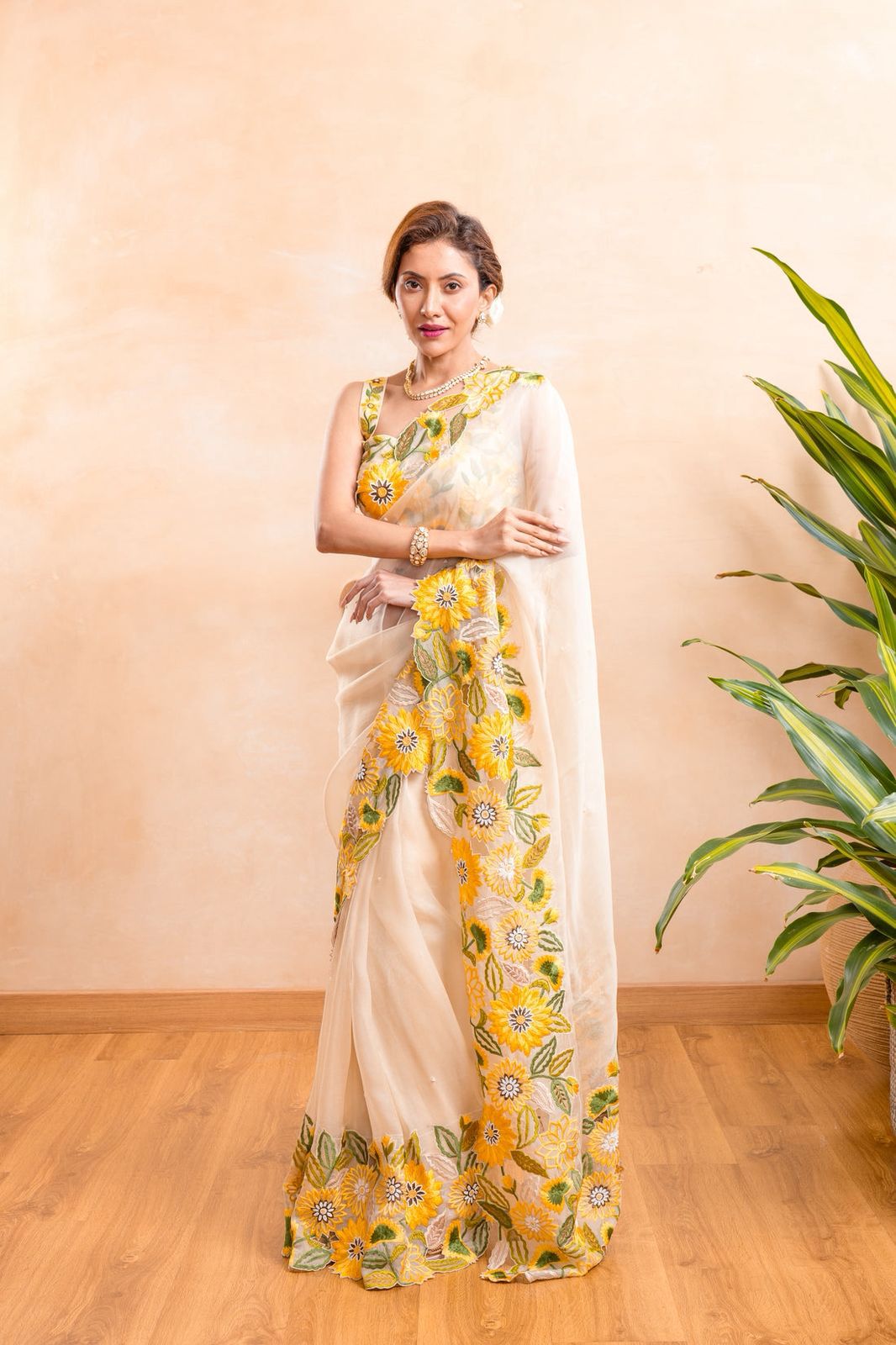 🌜 Khadi Organza With Beautiful Flowers Design In Multi Embroidery C-Pallu Cut_Work
