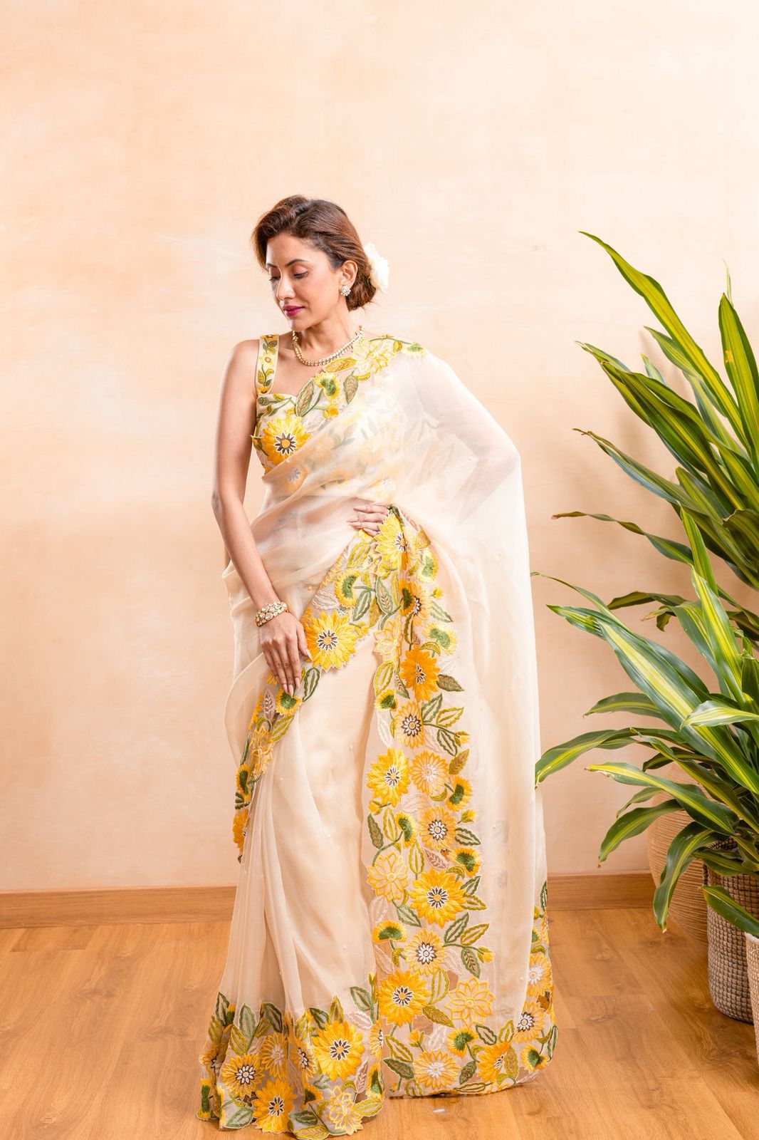 🌜 Khadi Organza With Beautiful Flowers Design In Multi Embroidery C-Pallu Cut_Work