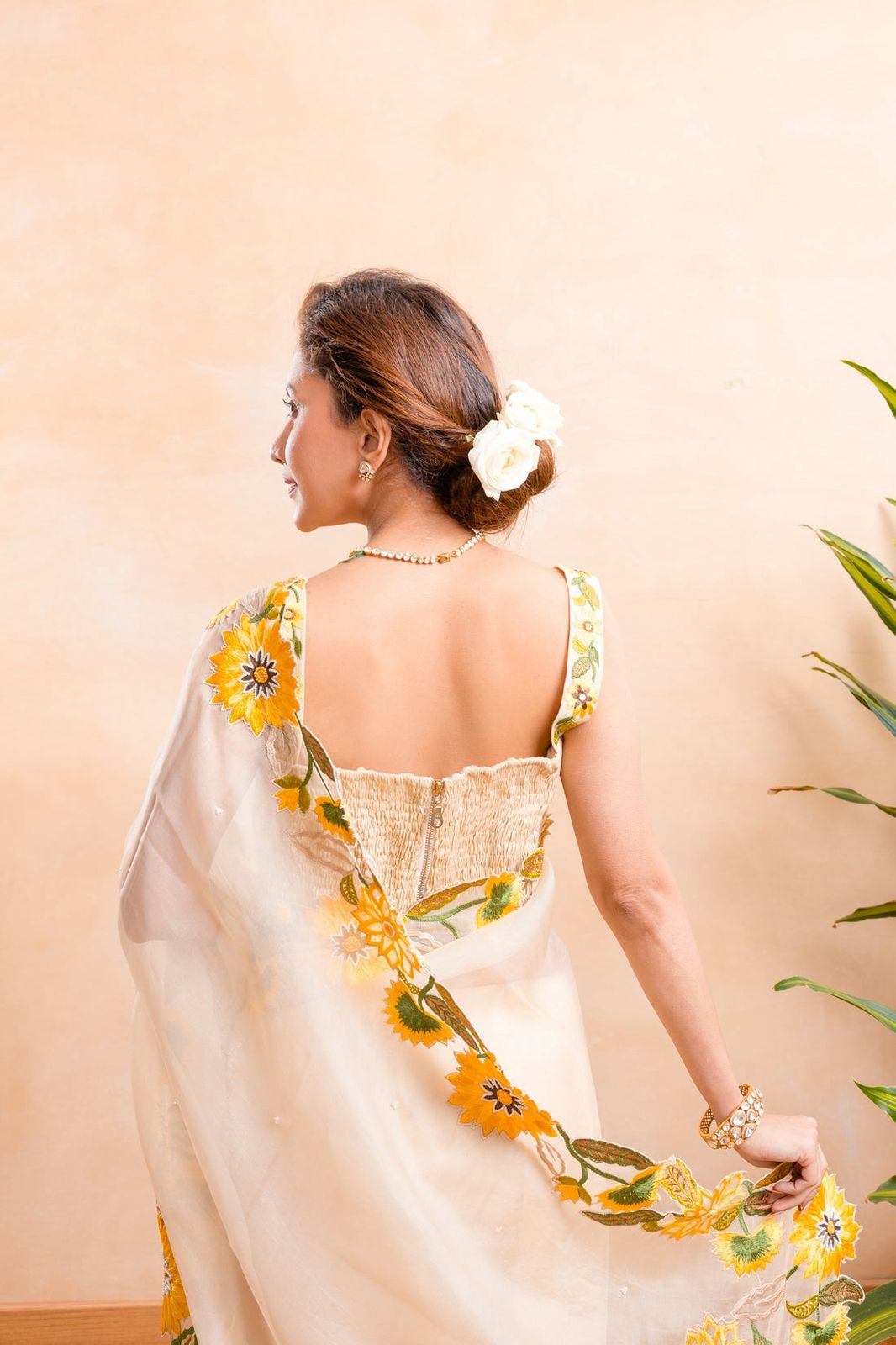 🌜 Khadi Organza With Beautiful Flowers Design In Multi Embroidery C-Pallu Cut_Work