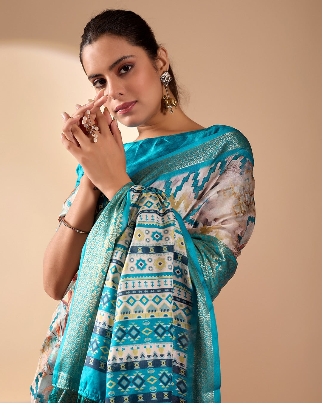 👌 Shine with elegance and grace — every drape tells your story ✨
