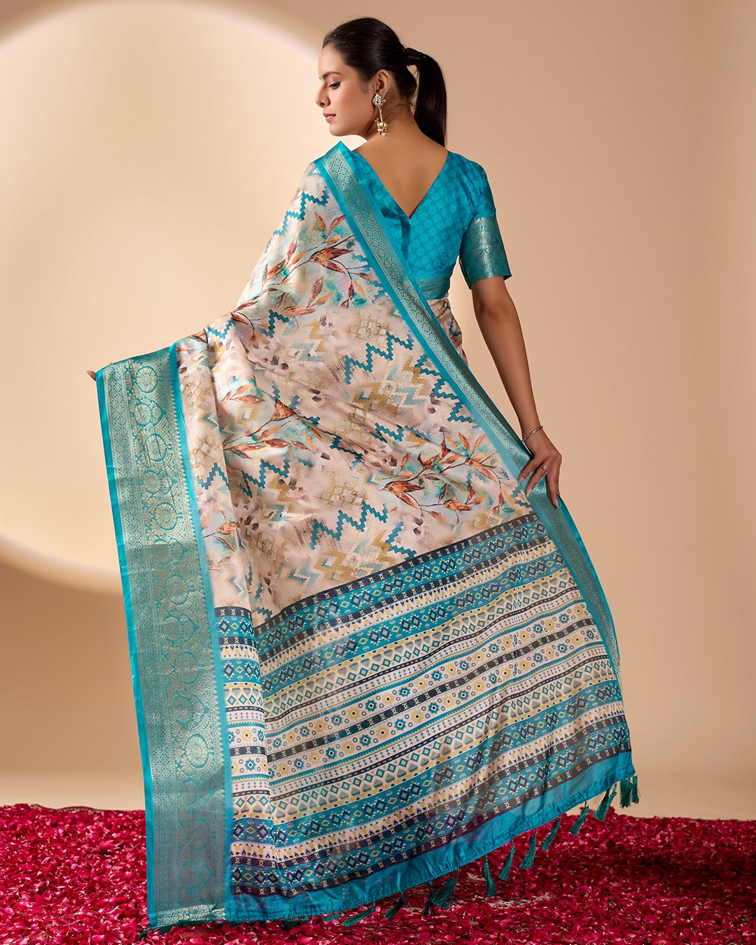 👌 Shine with elegance and grace — every drape tells your story ✨