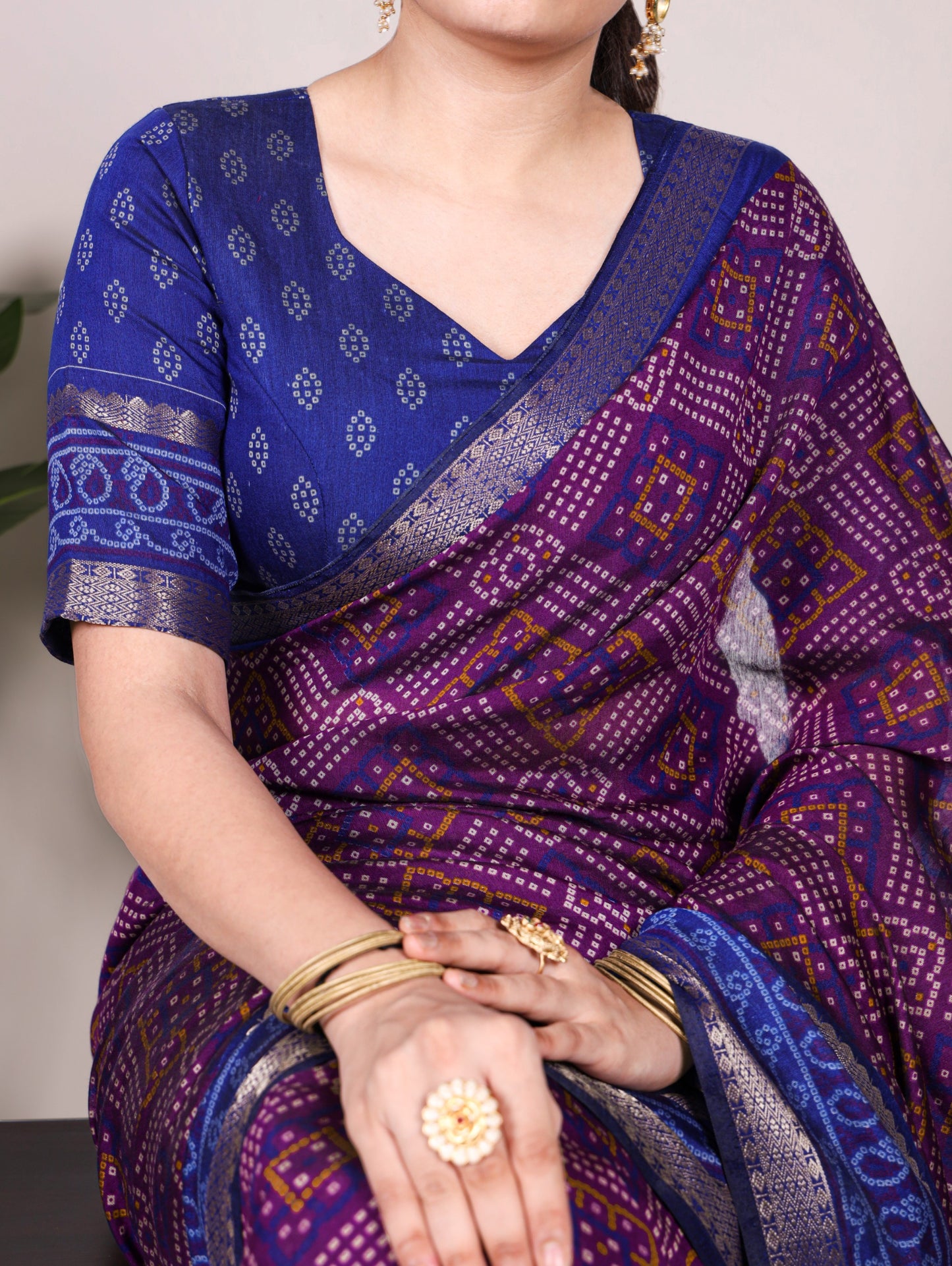 Feel the finesse of polyester viscose Chanderi, styled in Bandhej beauty🖤