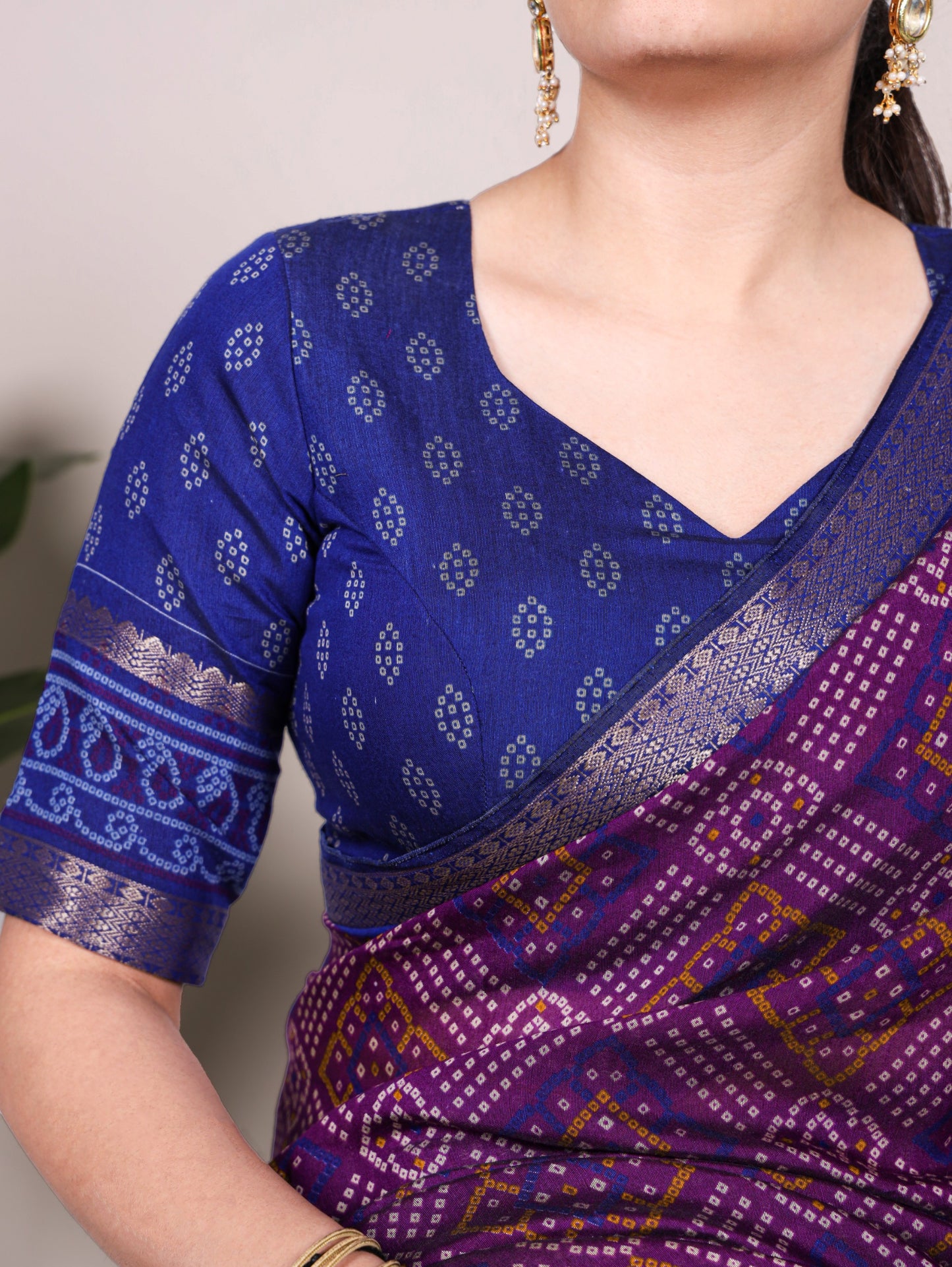 Feel the finesse of polyester viscose Chanderi, styled in Bandhej beauty🖤