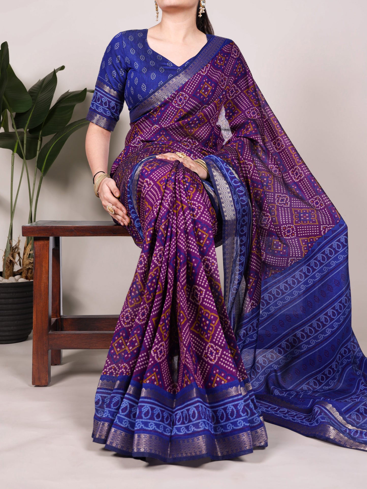 Feel the finesse of polyester viscose Chanderi, styled in Bandhej beauty🖤