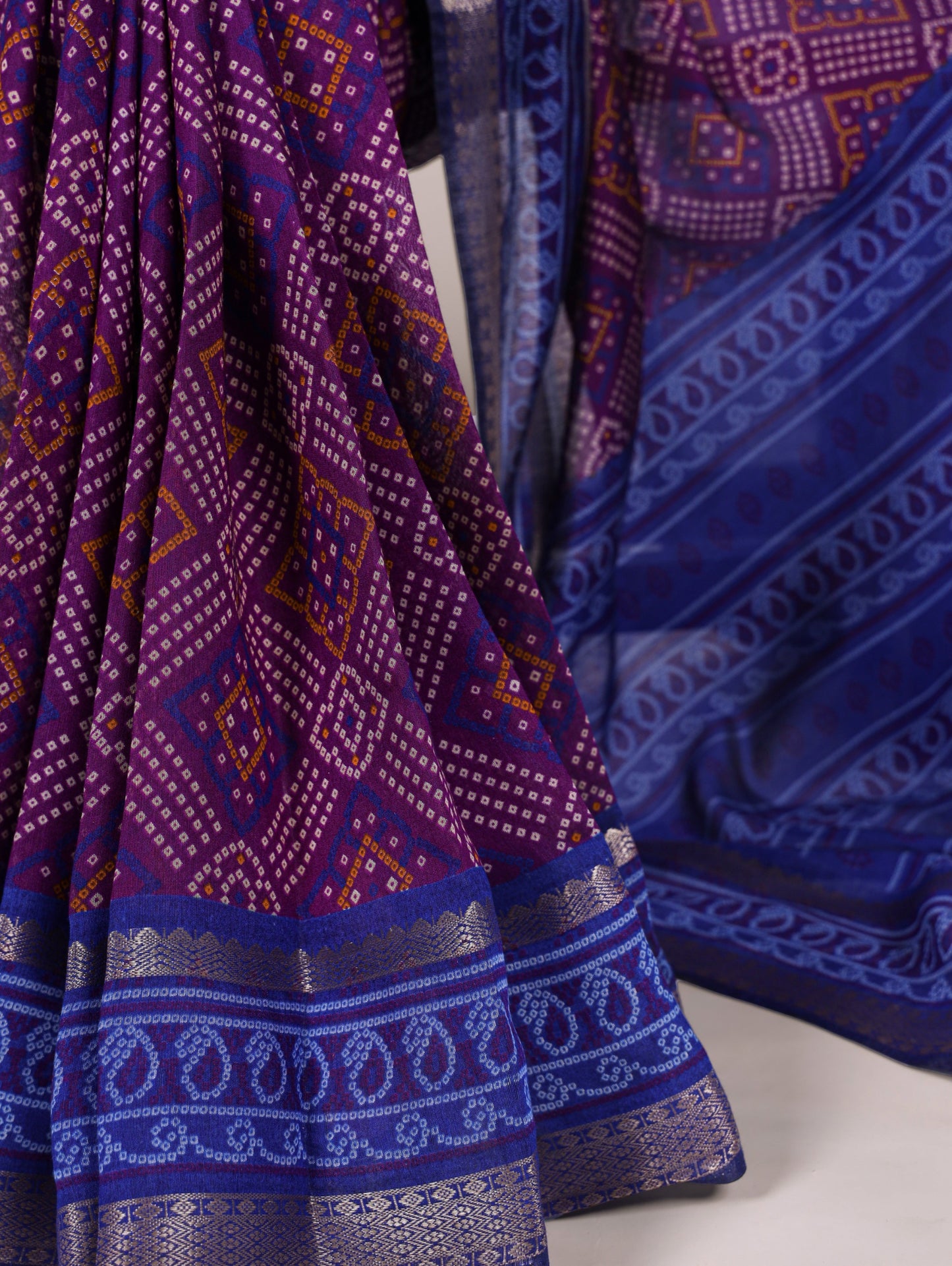 Feel the finesse of polyester viscose Chanderi, styled in Bandhej beauty🖤