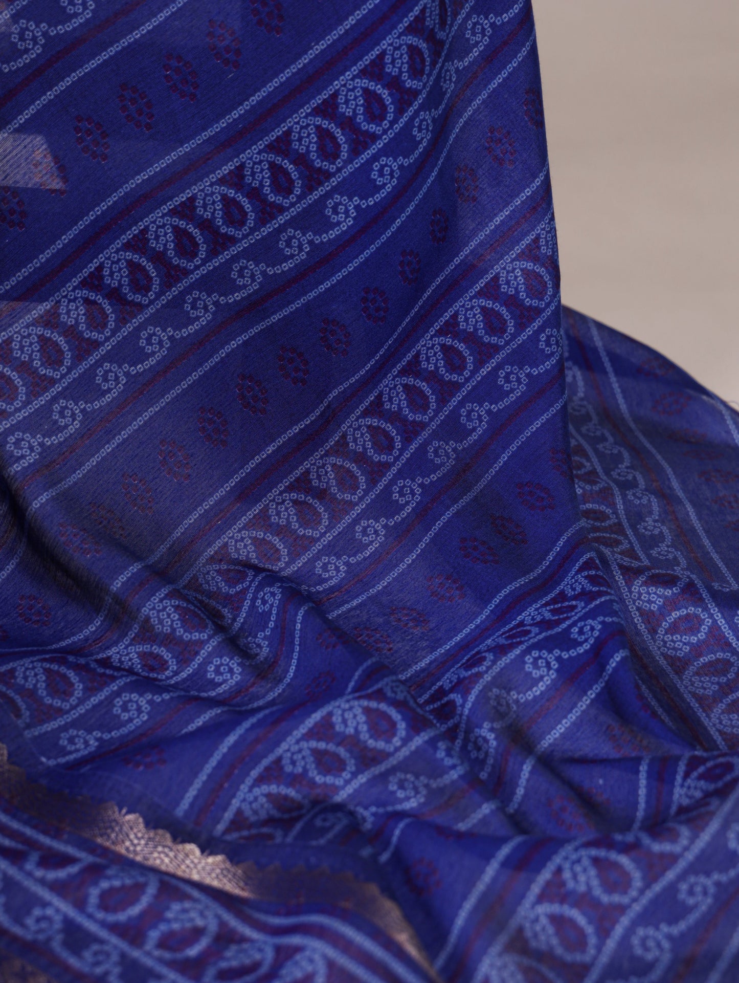 Feel the finesse of polyester viscose Chanderi, styled in Bandhej beauty🖤