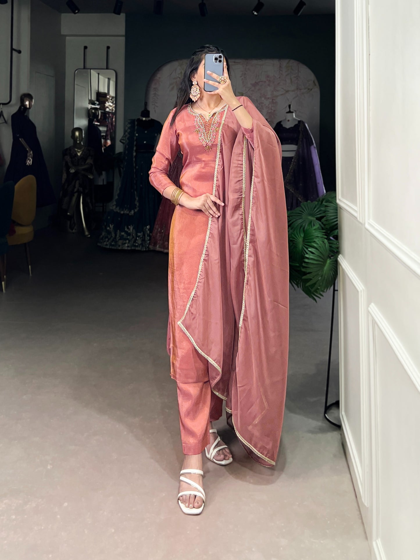 This kurta set isn’t just an outfit—it’s a whole vibe! 🌹
