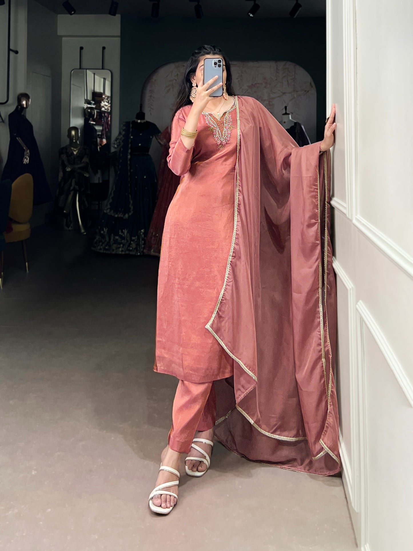 This kurta set isn’t just an outfit—it’s a whole vibe! 🌹