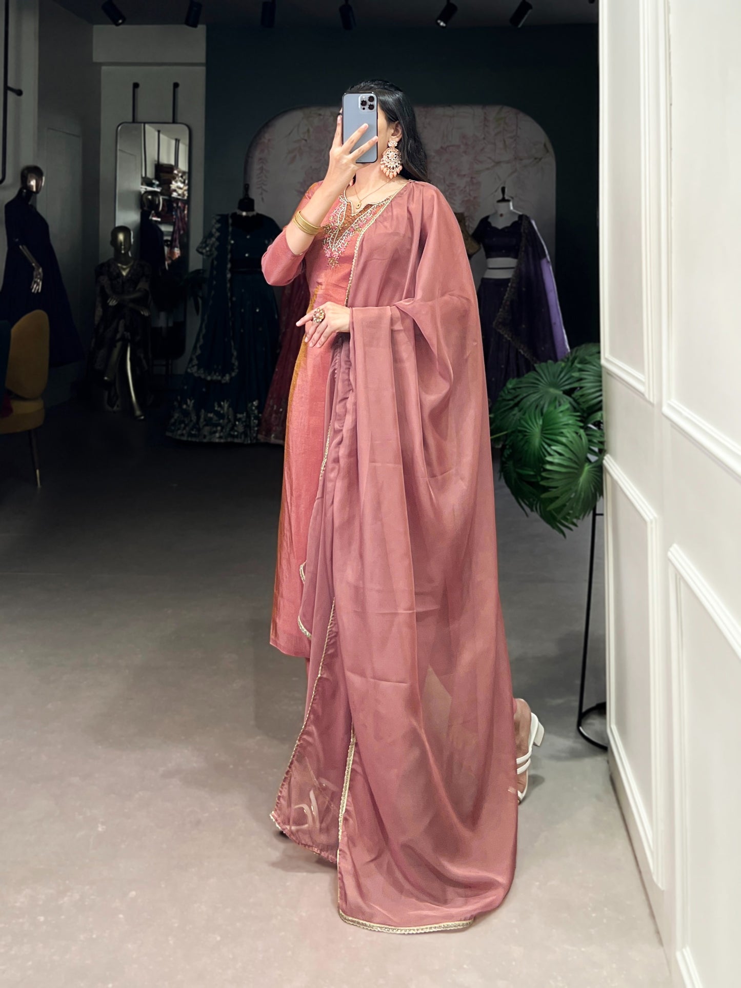 This kurta set isn’t just an outfit—it’s a whole vibe! 🌹