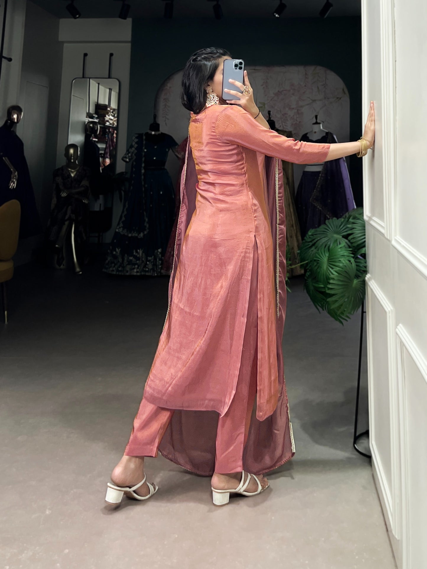 This kurta set isn’t just an outfit—it’s a whole vibe! 🌹