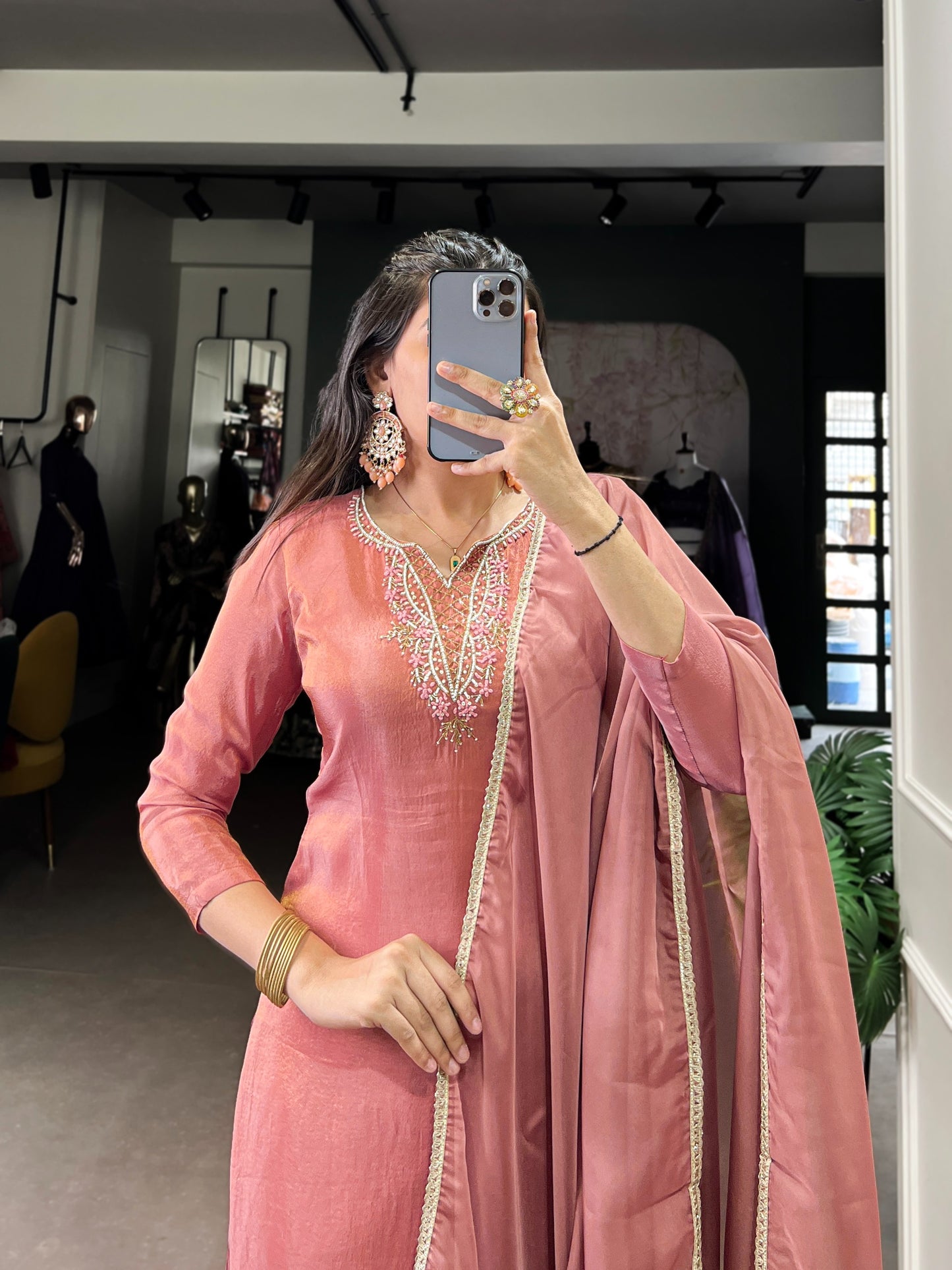 This kurta set isn’t just an outfit—it’s a whole vibe! 🌹