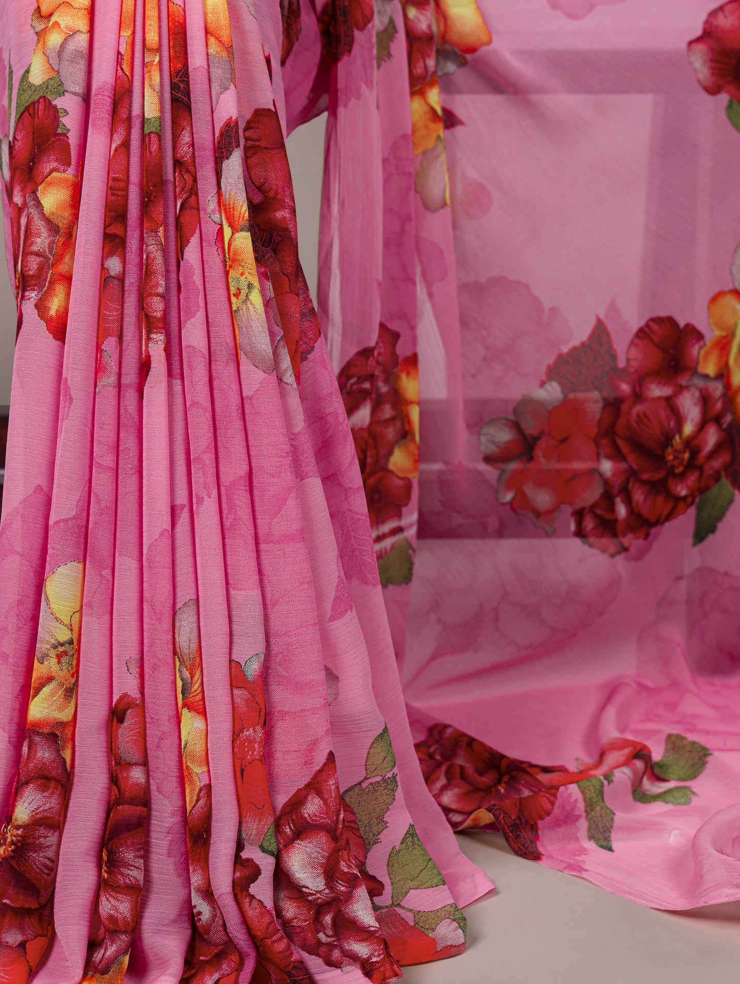 A perfect blend of lightness and beauty, this saree blooms with every step you take 🌻