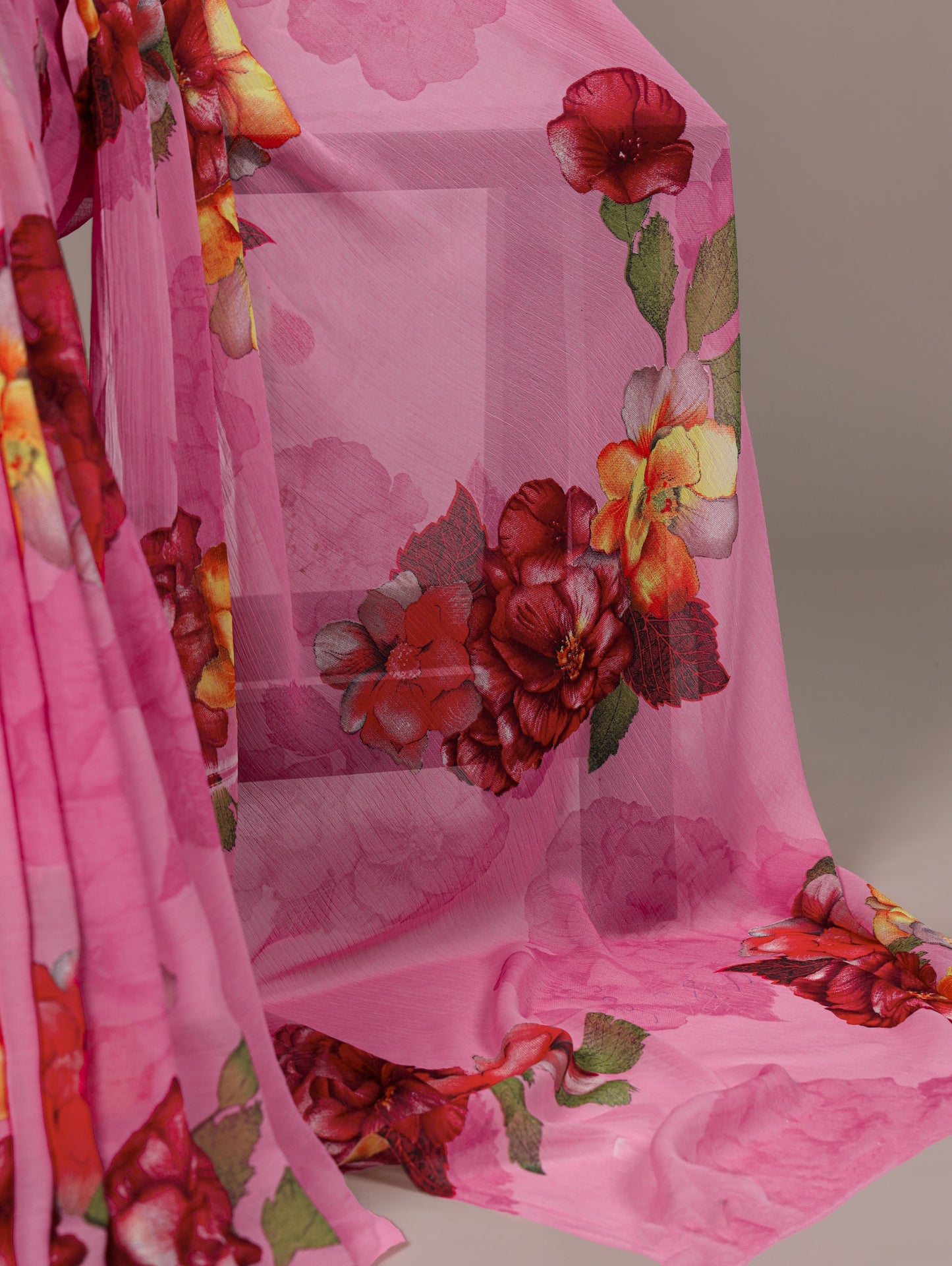A perfect blend of lightness and beauty, this saree blooms with every step you take 🌻