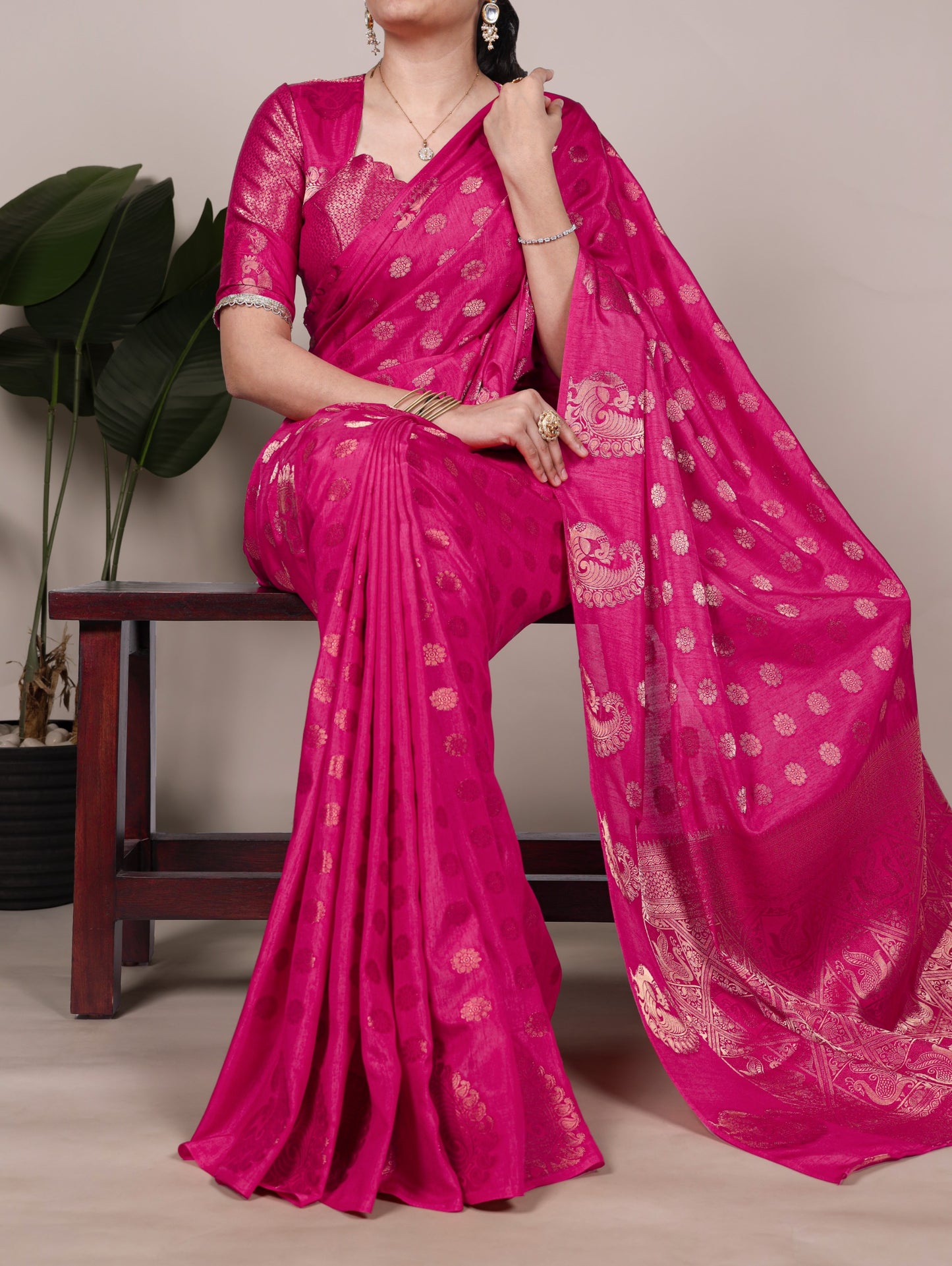 Roop Silk woven with zari work – where tradition meets timeless sophistication 🥀