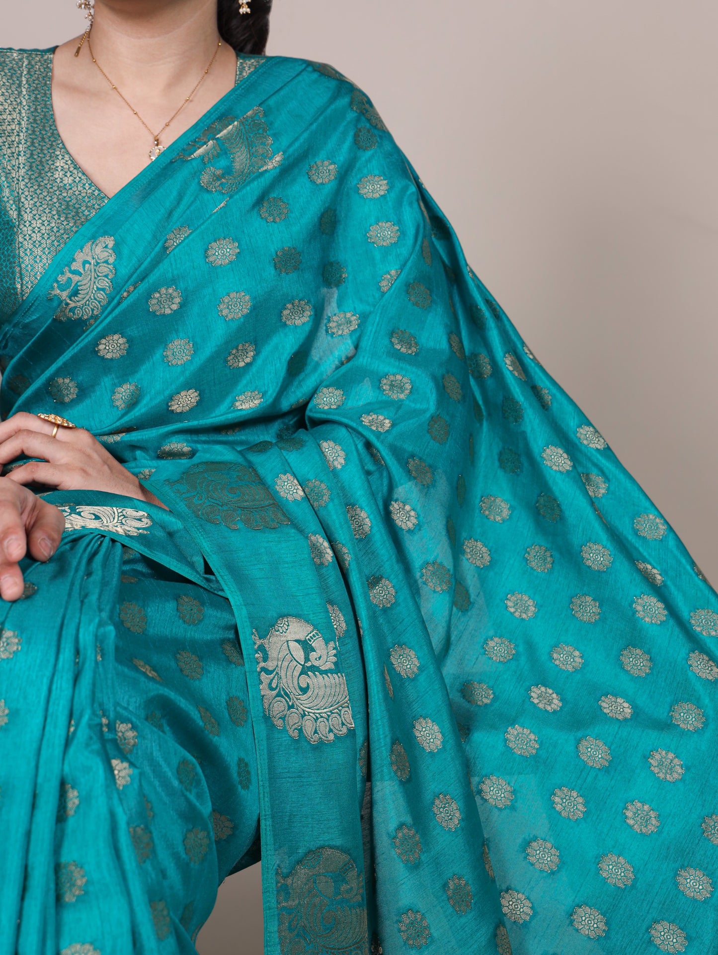 Roop Silk woven with zari work – where tradition meets timeless sophistication 🥀