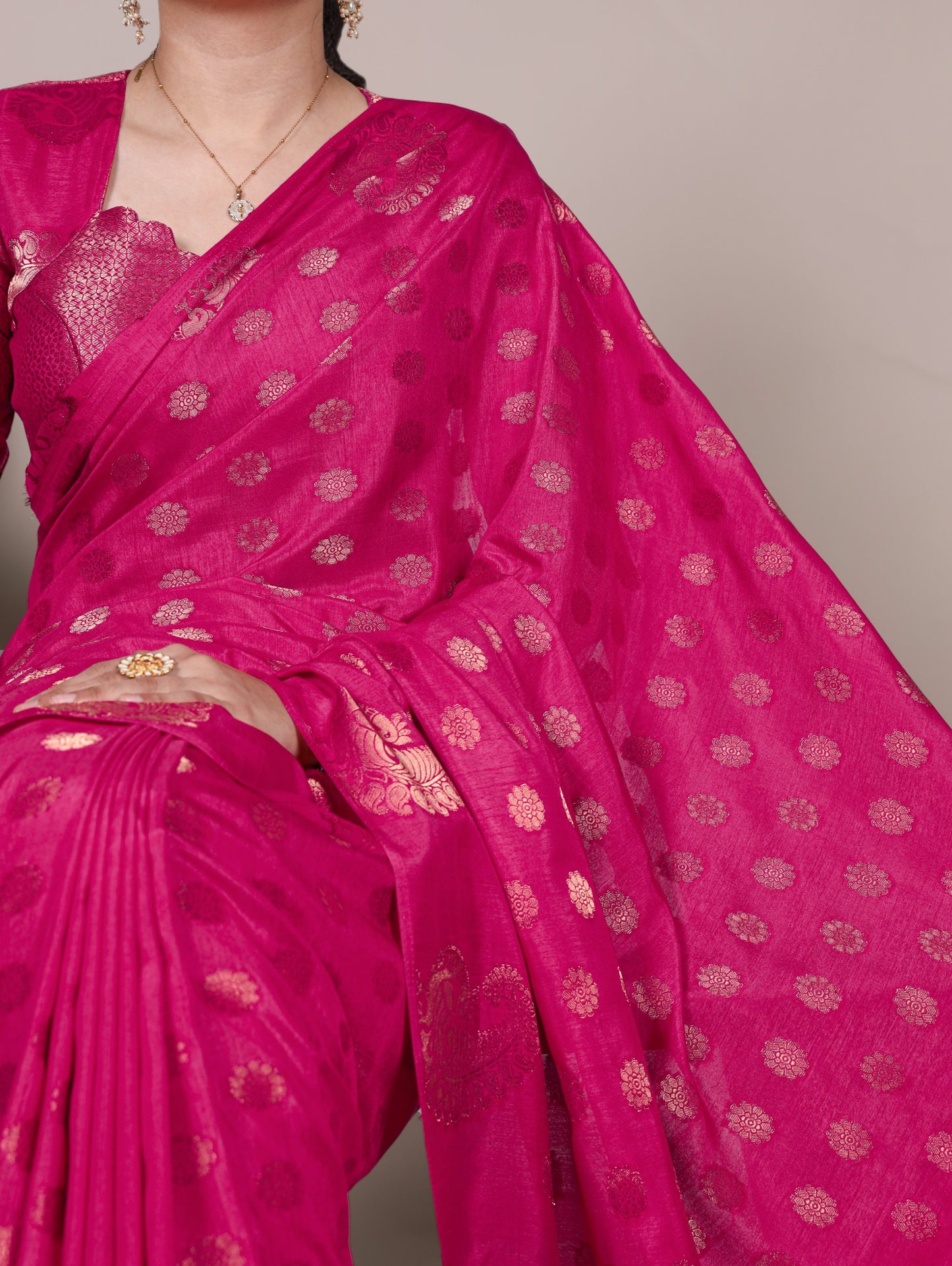 Roop Silk woven with zari work – where tradition meets timeless sophistication 🥀