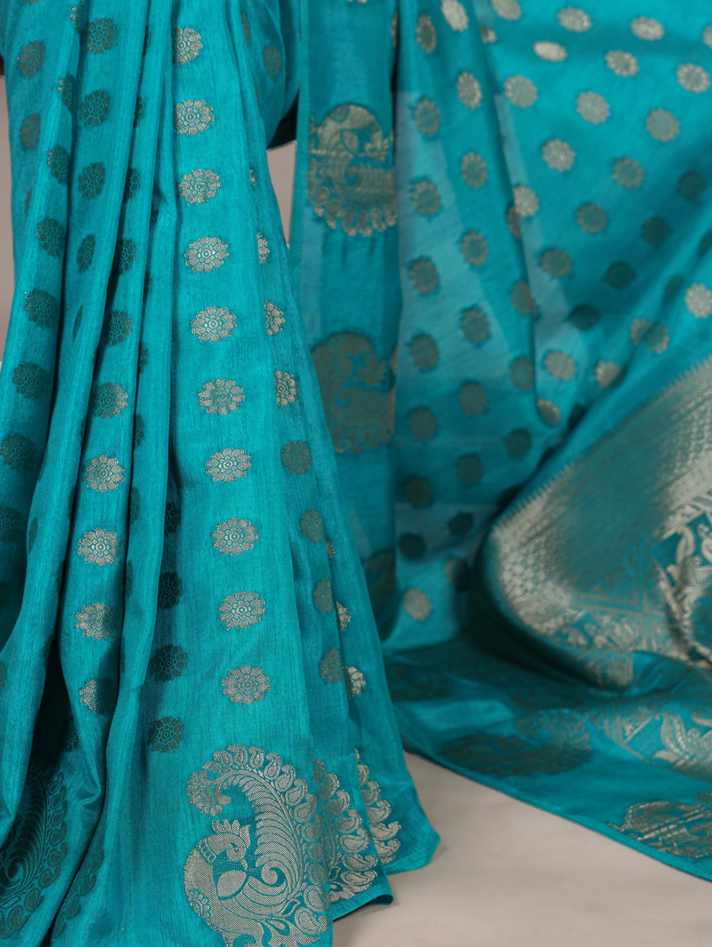 Roop Silk woven with zari work – where tradition meets timeless sophistication 🥀