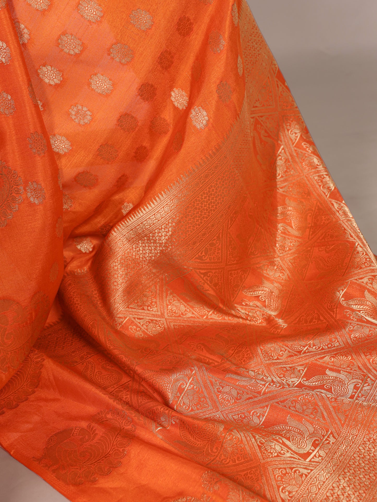 Roop Silk woven with zari work – where tradition meets timeless sophistication 🥀