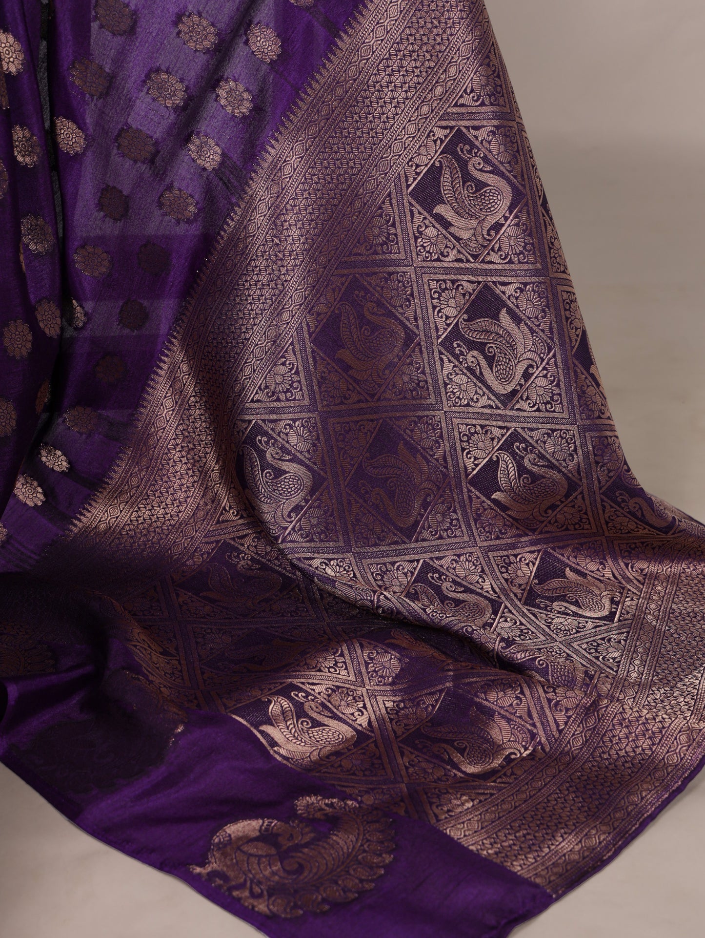 Roop Silk woven with zari work – where tradition meets timeless sophistication 🥀