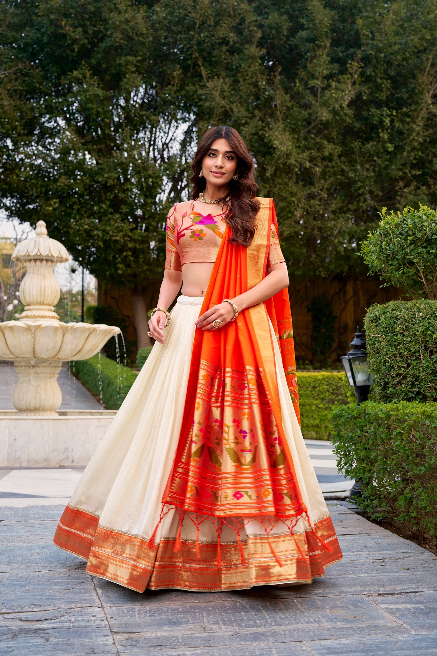 Wearing a Paithani lehenga is not just donning attire; it's a celebration of artistry, a tribute to the cultural opulence woven into each thread 🪷