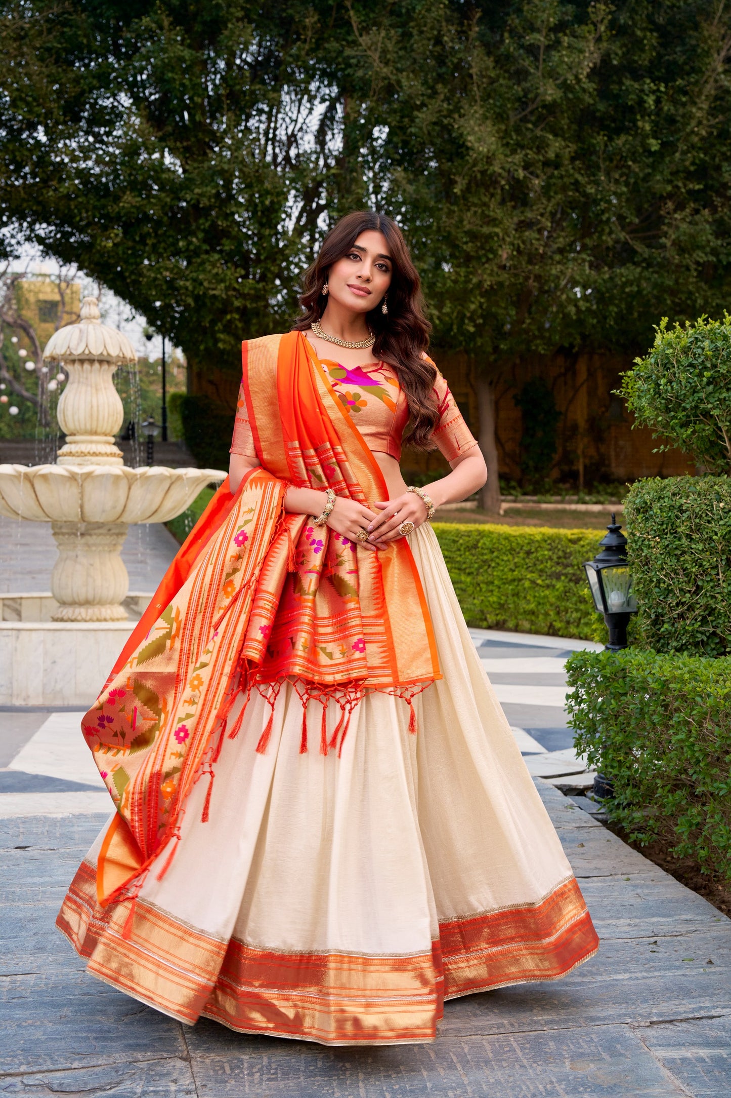 Wearing a Paithani lehenga is not just donning attire; it's a celebration of artistry, a tribute to the cultural opulence woven into each thread 🪷