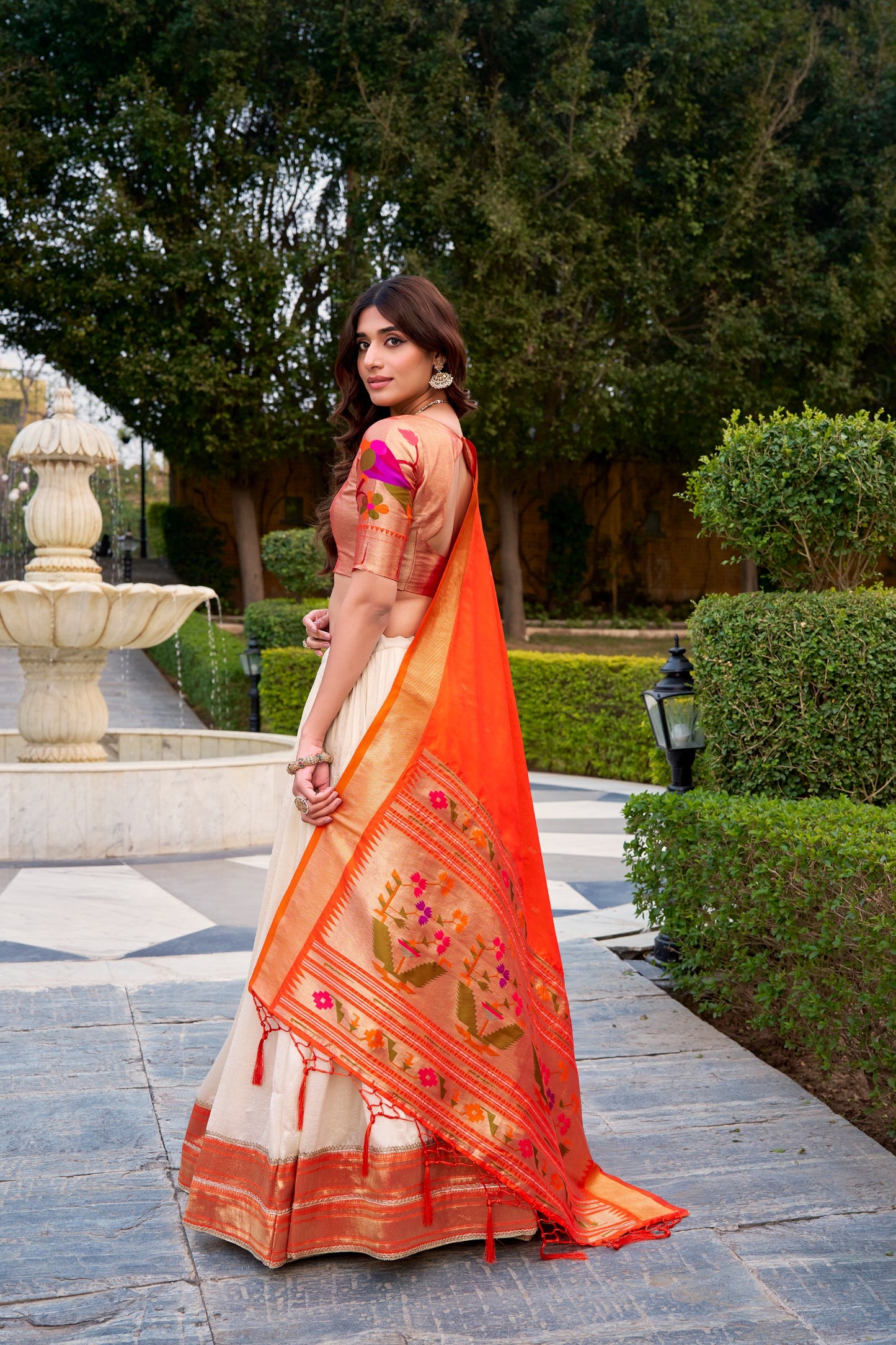 Wearing a Paithani lehenga is not just donning attire; it's a celebration of artistry, a tribute to the cultural opulence woven into each thread 🪷
