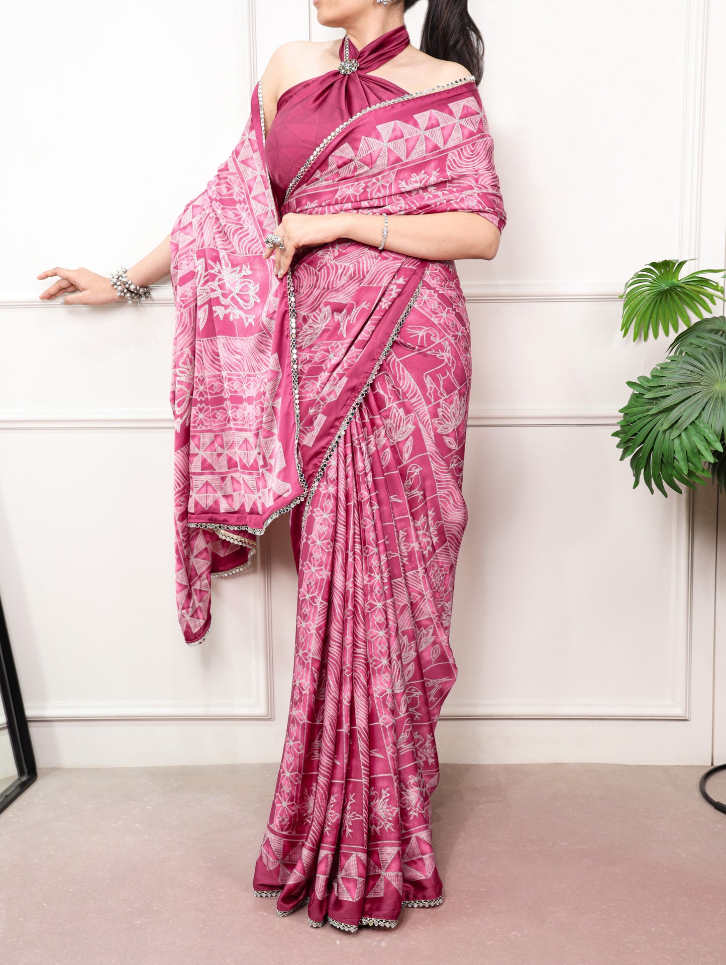 Delicate mirror lace detailing, this saree is the perfect blend of tradition and festive sparkle.