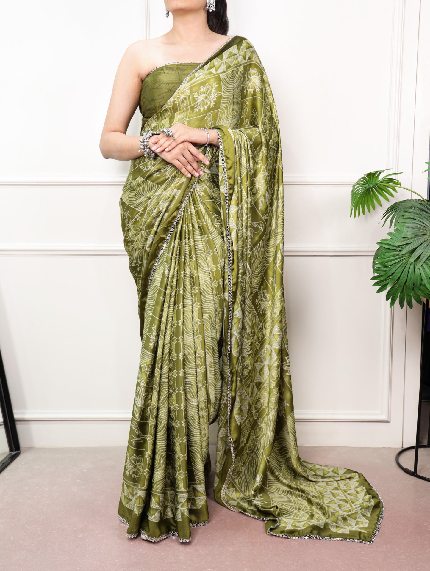 Delicate mirror lace detailing, this saree is the perfect blend of tradition and festive sparkle.