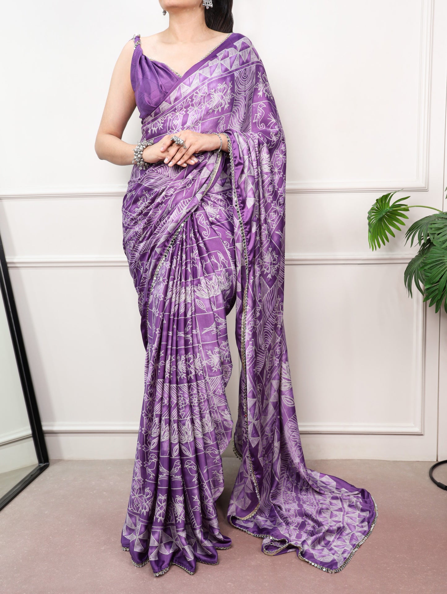 Delicate mirror lace detailing, this saree is the perfect blend of tradition and festive sparkle.