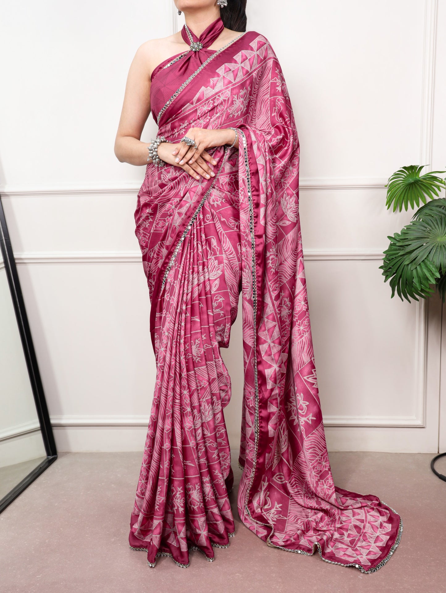 Delicate mirror lace detailing, this saree is the perfect blend of tradition and festive sparkle.