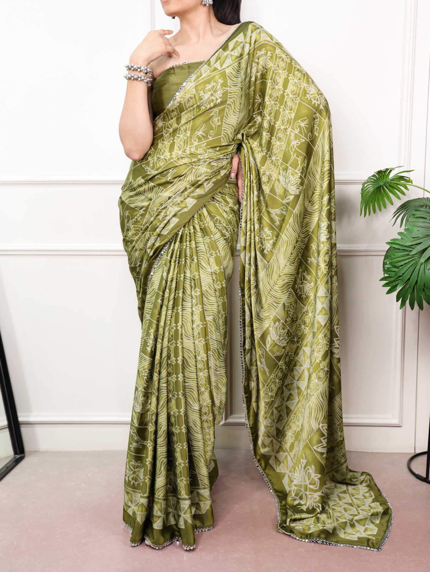 Delicate mirror lace detailing, this saree is the perfect blend of tradition and festive sparkle.