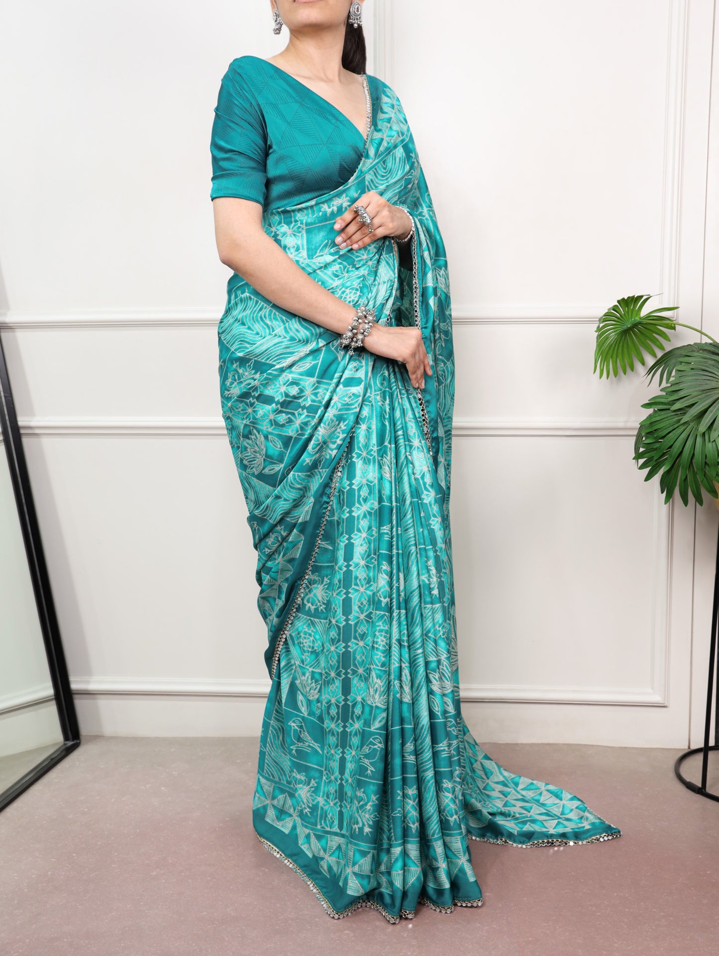 Delicate mirror lace detailing, this saree is the perfect blend of tradition and festive sparkle.