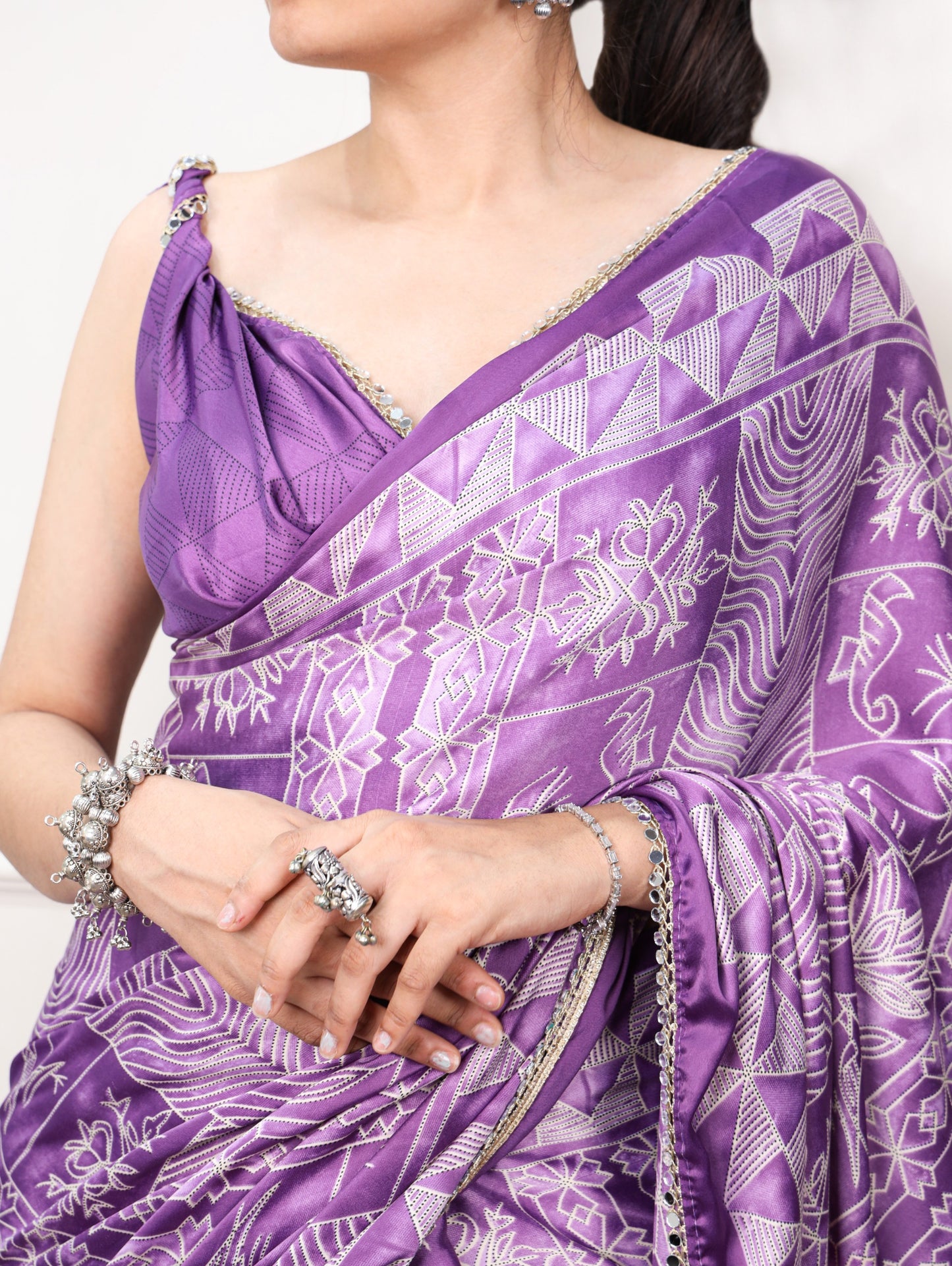 Delicate mirror lace detailing, this saree is the perfect blend of tradition and festive sparkle.
