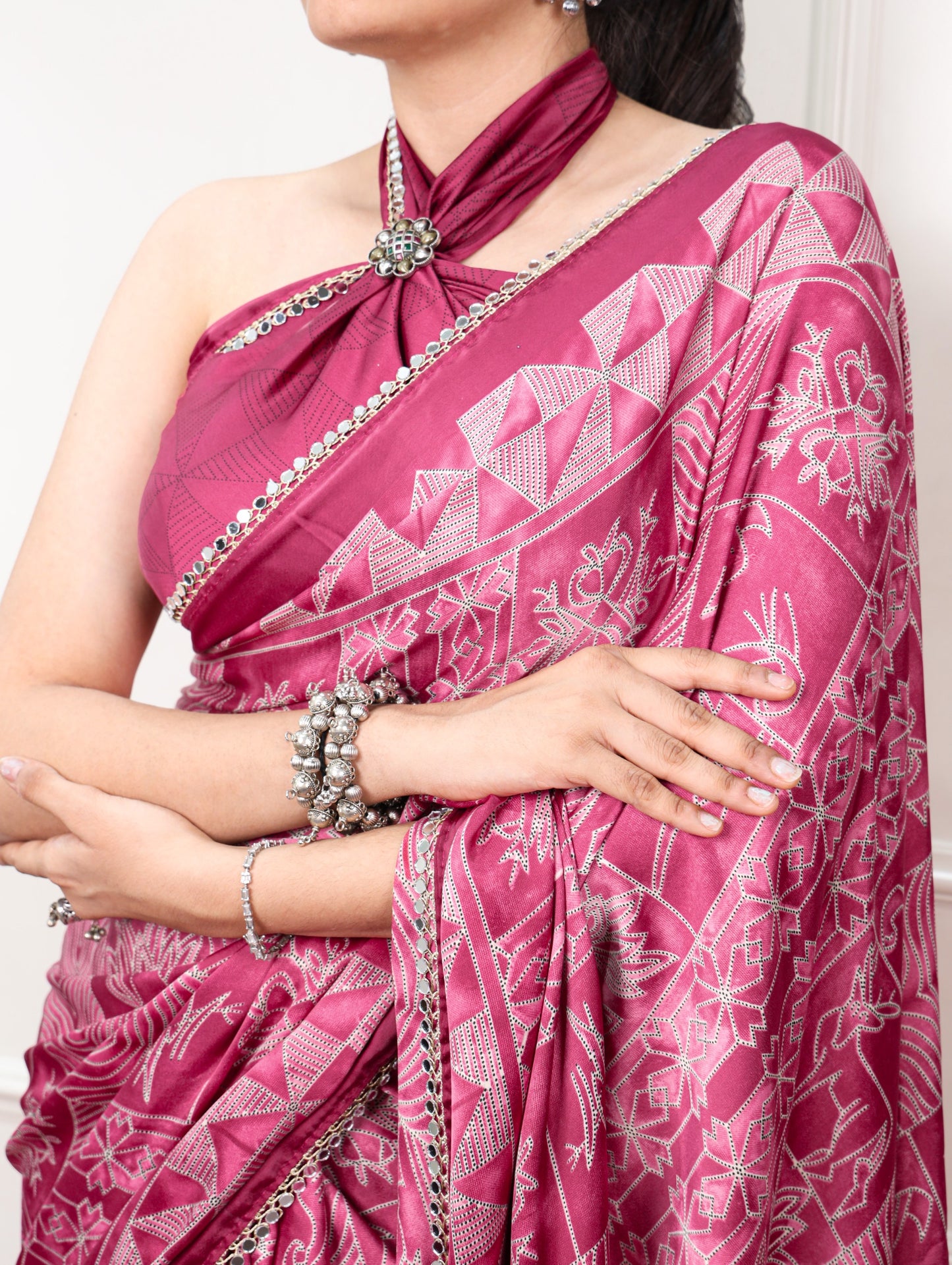 Delicate mirror lace detailing, this saree is the perfect blend of tradition and festive sparkle.