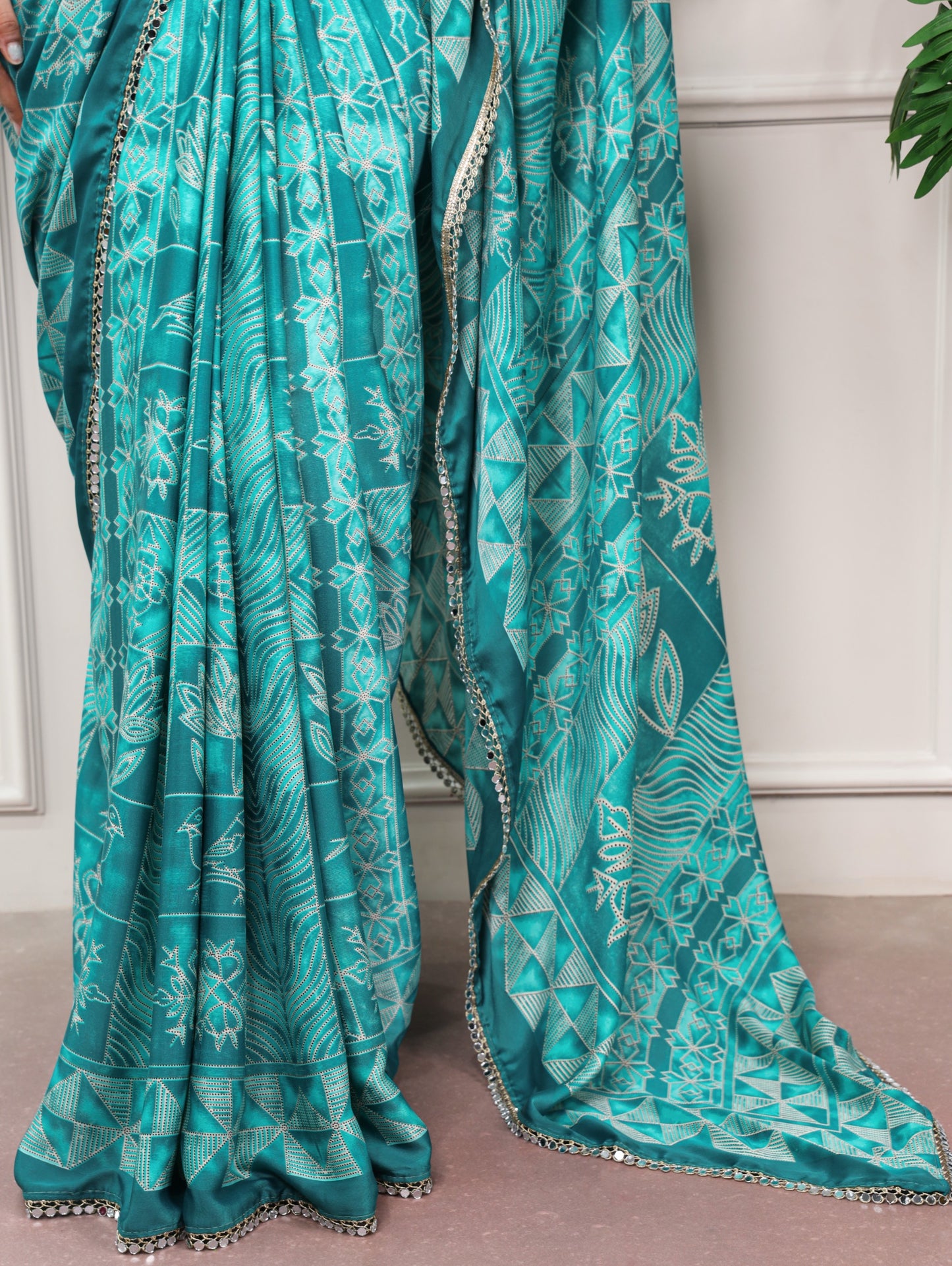 Delicate mirror lace detailing, this saree is the perfect blend of tradition and festive sparkle.