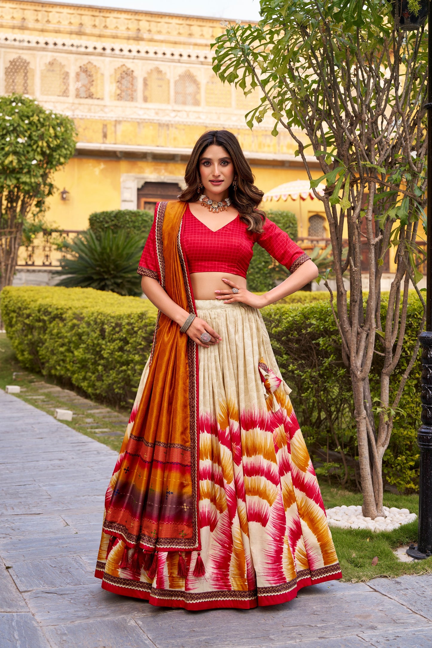 A Tasar Silk masterpiece dipped in artistic tie-dye prints, crafted for moments that deserve something truly unique 🌺✨